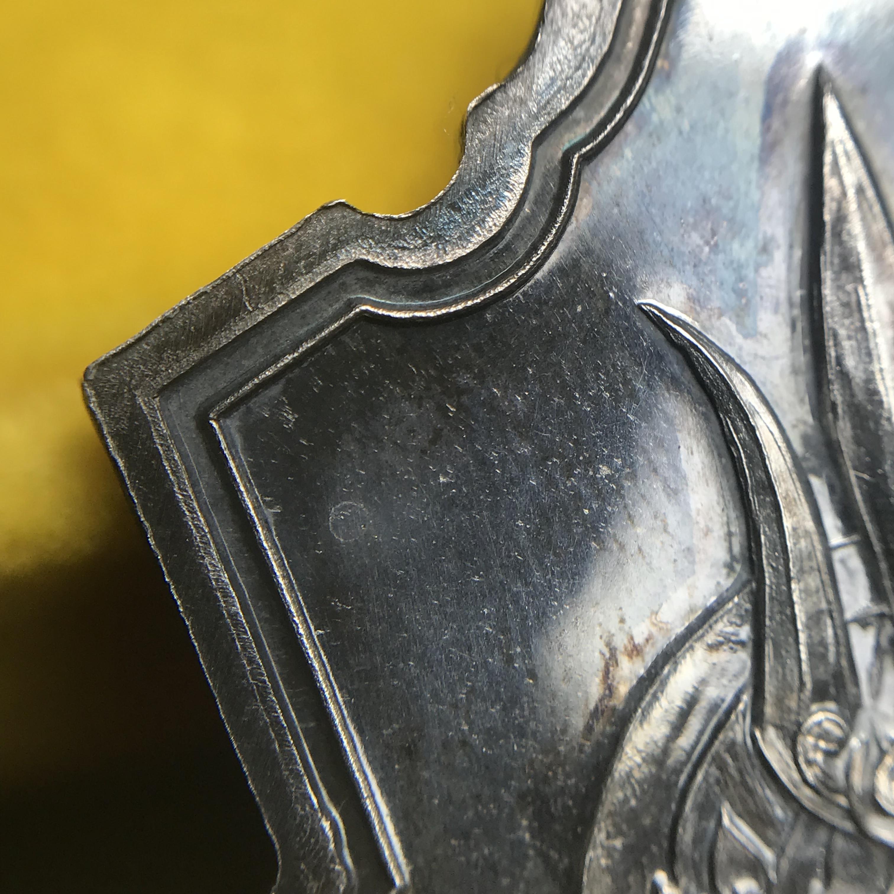 เหรียญพระบาทสมเด็จพระเจ้าอยู่หัว รัชกาลที่9ประทับนั่งบัลลังก์ กระทรวงมหาดไทยจัดสร้าง ปี2539 เนื้อเงินกล่องบรรจุเดิมสภาพสวย เนื้อเงินผิวเดิมขึ้นสีรุ้งธรรมชาติ แบบนิยม หายาก