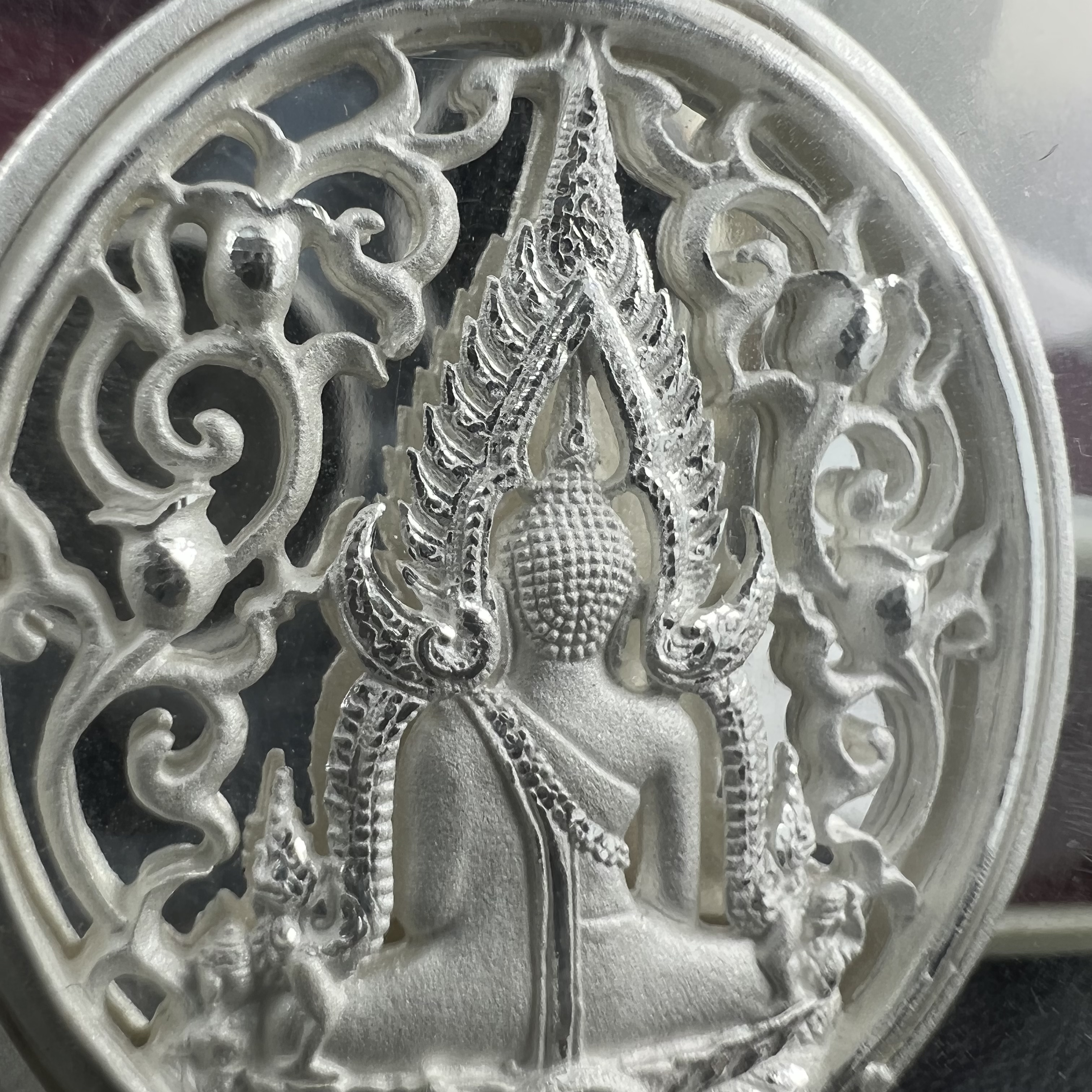 พระพุทธชินราช รุ่น ประวัติศาสตร์ มูลนิธิเพื่อตำรวจไทยจัดสร้าง ปี 2562 เนื้อเงินขัดเงา พิมพ์เหรียญรูปไข่ฉลุลายไทย พิมพ์ใหญ่ พระพุทธชินราช แบบจิวเวอร์รี่ (ขนาดสูง 2.9 ซม.) (สภาพ สวย ซีนซองเดิม กล่องบรรจุเดิมครบสมบูรณ์)