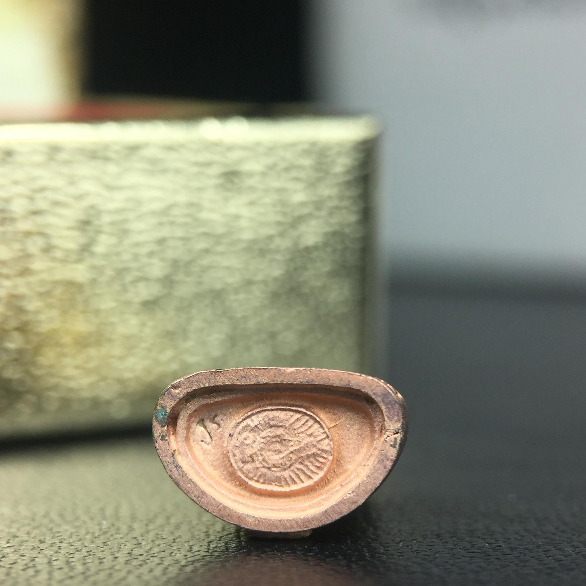 พระชัยวัฒน์พระพุทธนวราชบพิตร ครองสิริราชสมบัติครบ 50 ปี พ.ศ.2540 ขนาดสูง 1.9 ซม. เนื้อเงินสามกษัตริย์(ผิวเดิม) พร้อมกล่องบรรจุเดิมครบสมบูรณ์ 1ใน 9500 องค์(พุทธนวราชบพิตร นิมิตรหมายแห่งความสามัคคี ด้วยไมตรีแห่งองค์พระภูมิพล)