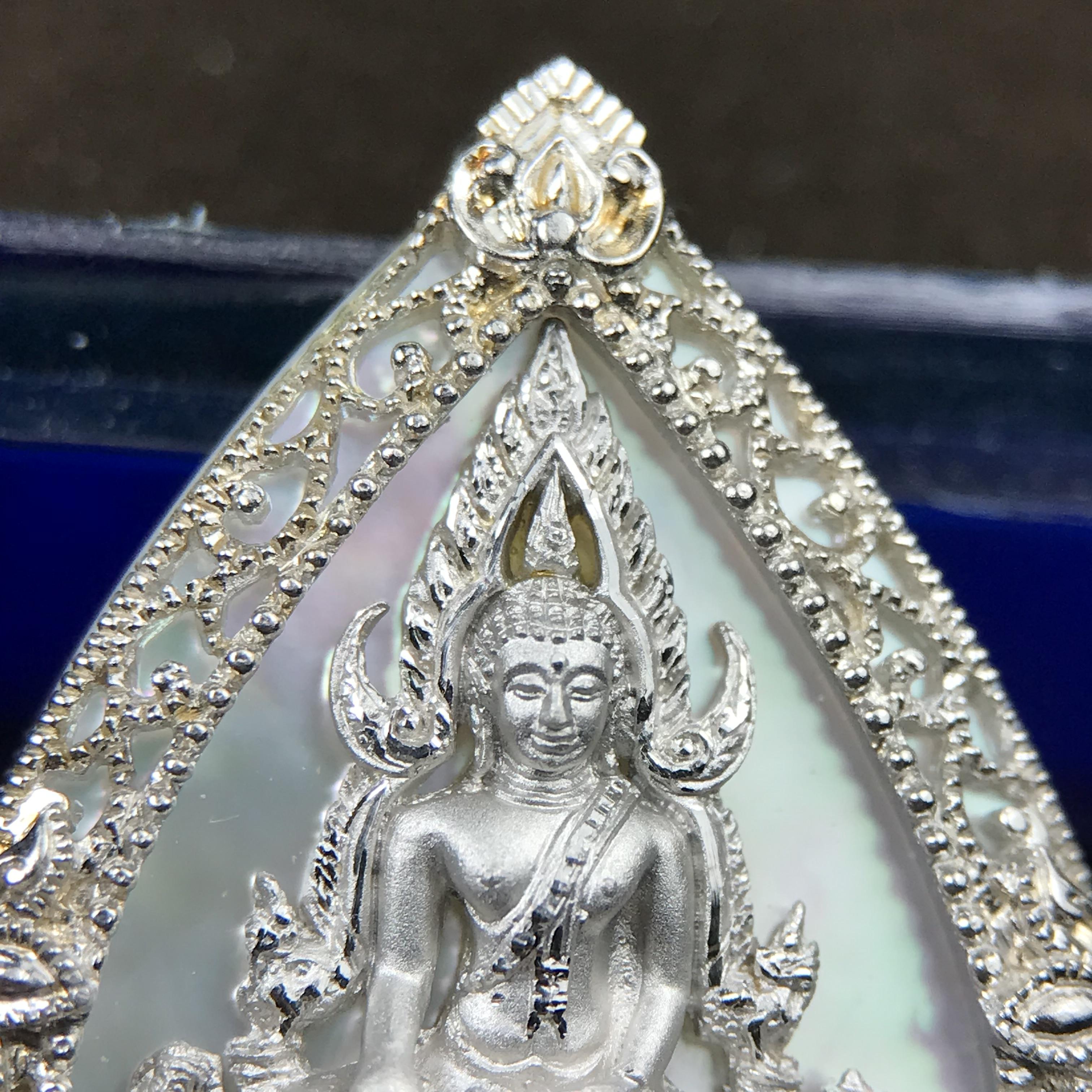 เหรียญพระพุทธชินราช ภปร. โครงการ เพราะแผ่นดินนี้คือแผ่นดินเกิด ปี 2551 รูปหยดน้ำ เนื้อเงินชุบทองคำขาว(ล้อมด้วยกรอบเงินชุบทองคำขาวสลักเสลาเป็นลวดลายละเอียดอ่อน ส่วนพื้นองค์พระเป็นเปลือกหอยมุขสวยงดงาม )(ขนาด 21 x 29 มม.) (สวยงามหายาก)1ใน5000องค์