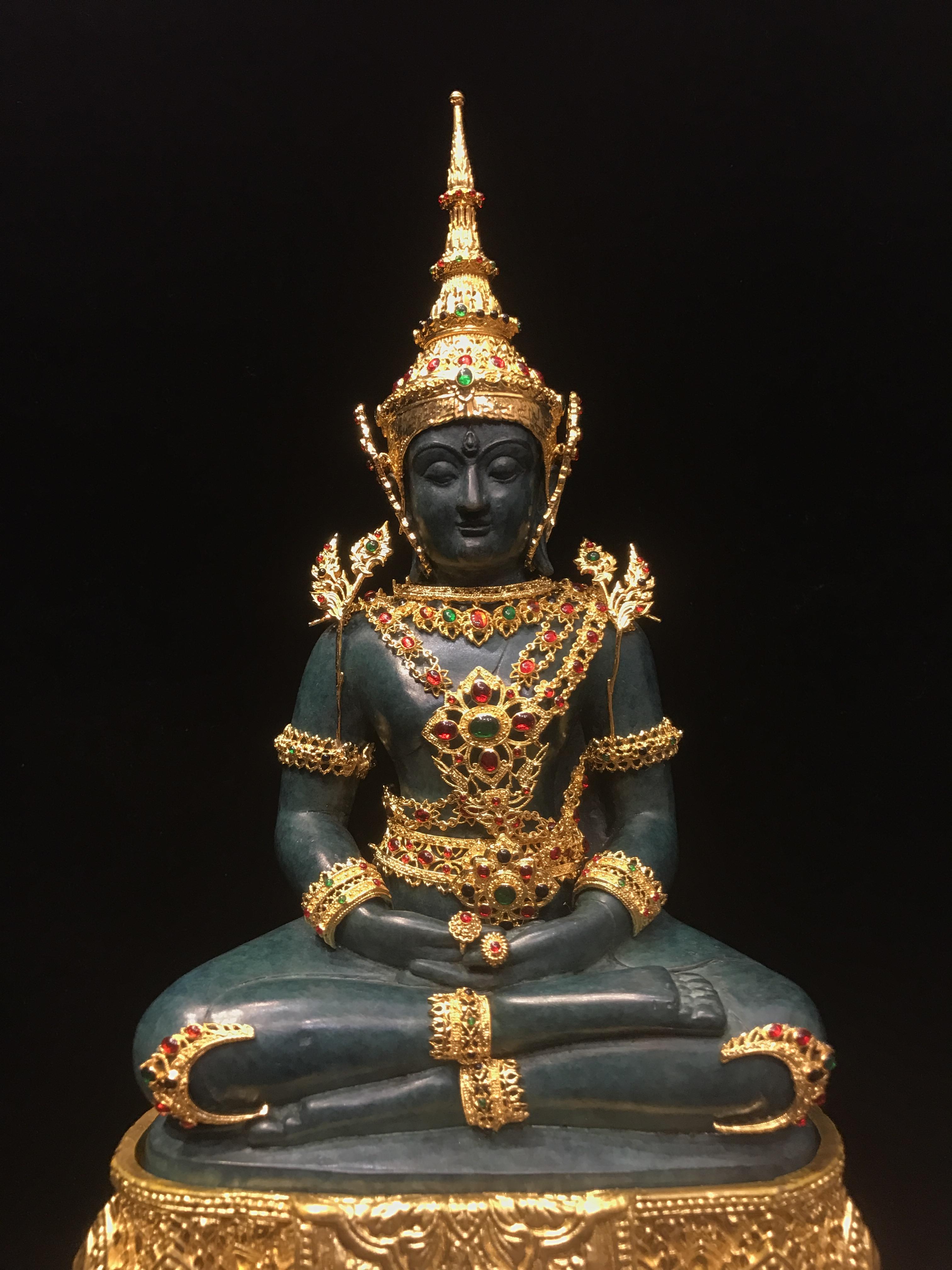 พระพุทธมหามณีรัตนปฏิมากร จำลอง (พระแก้วมรกต) ขนาดบูชาหน้าตัก 5 นิ้ว ตราสัญลักษณ์ ภ.ป.ร. รุ่นแรก ปี2547 เนื้อนวโลหะเคลือบสีเขียว(เครื่องทรงนวโลหะชุบทอง)