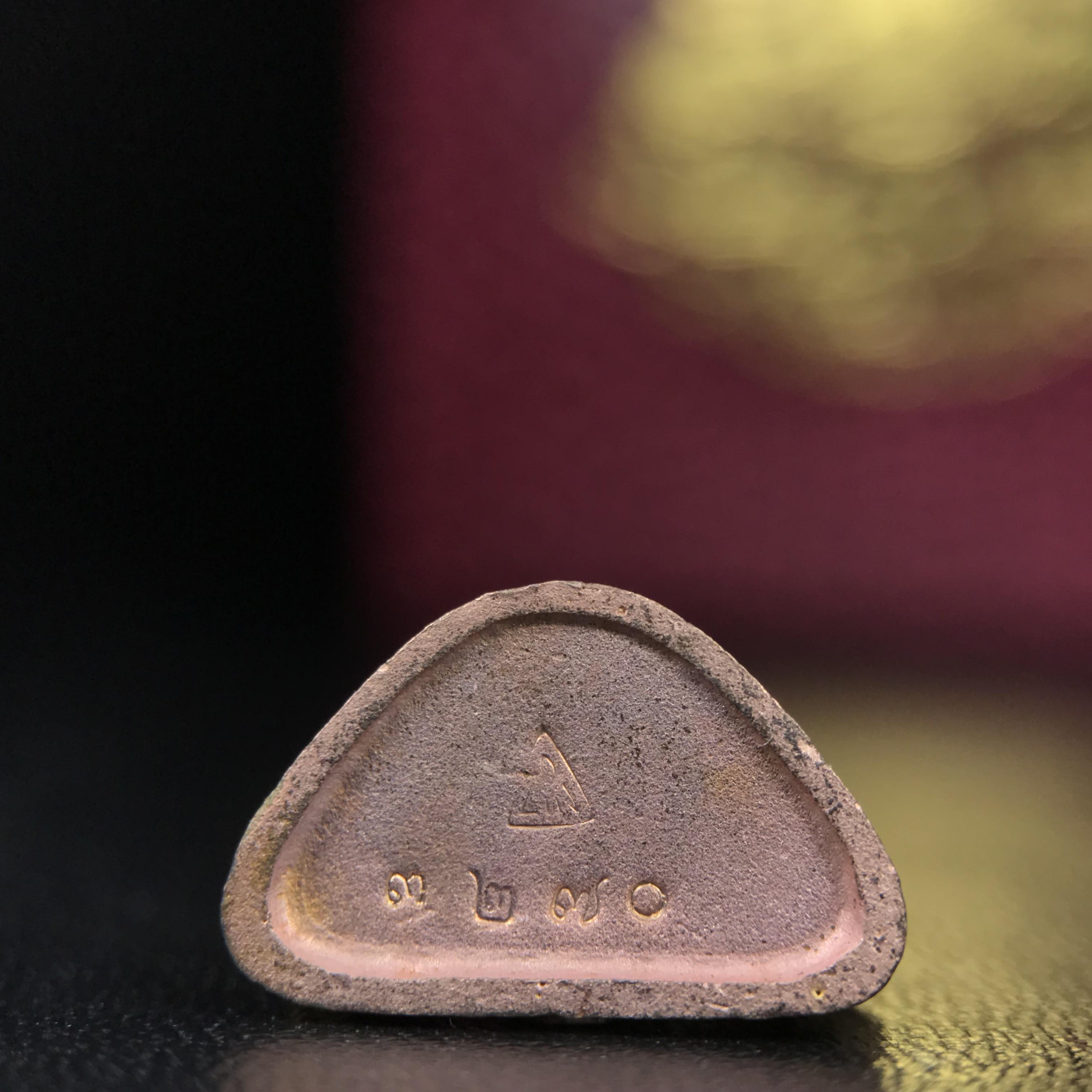 รูปเหมือนสมเด็จพระพุฒาจารย์ (โต พรหมรังสี)วัดใหม่อมตรส บางขุนพรหม ปี2540 รุ่นกาญจนาภิเษก จัดสร้างในวโรกาสที่รัชกาลที่ 9 ทรงครองสิริราชสมบัติ ครบ 50ปี ลอยองค์พิมพ์ใหญ่ เนื้อเงินบริสุทธิ์ 99.9% แบบชุบสามกษัตริย์ขัดเงาบางส่วน พร้อมกล่องบรรจุเดิมครบ