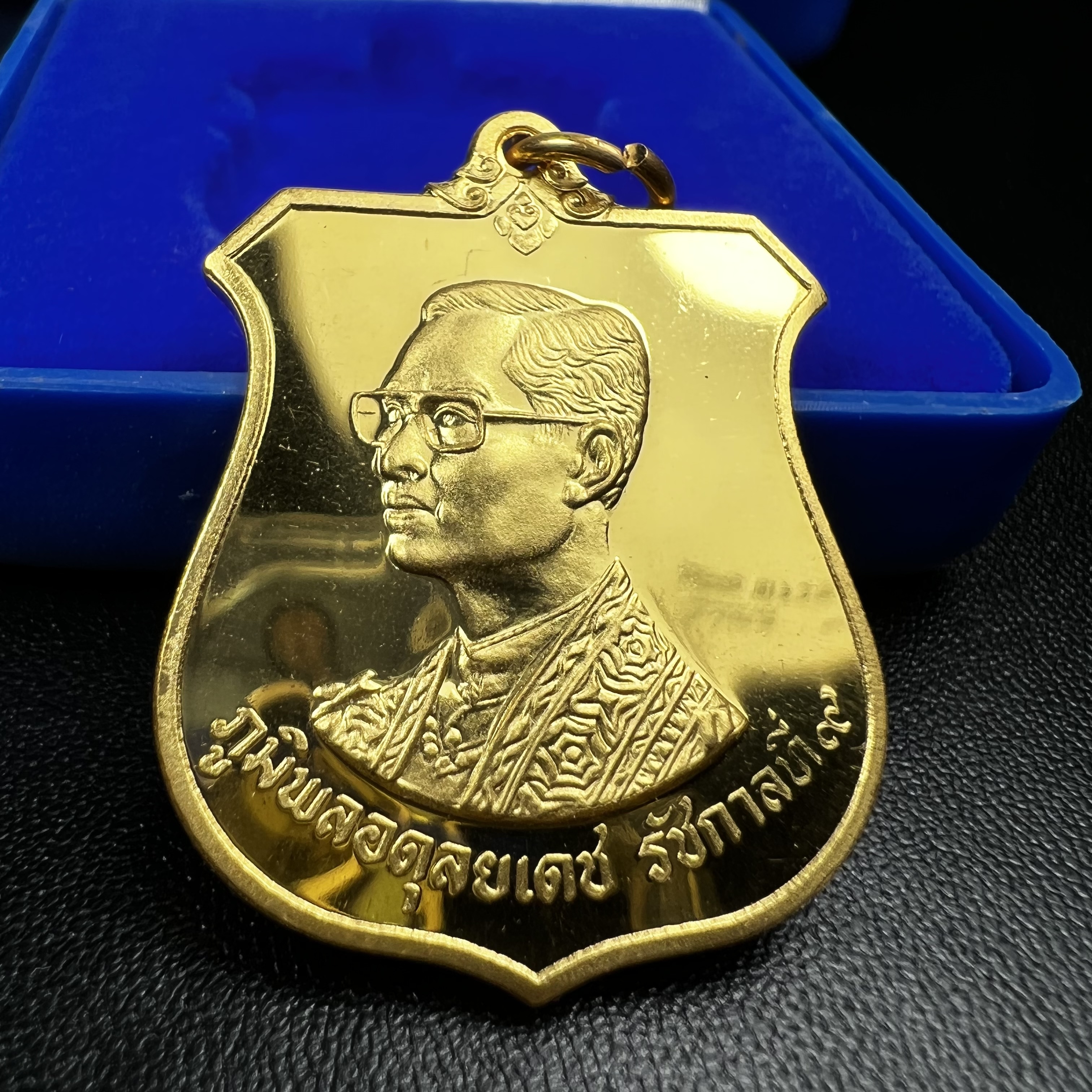 เหรียญมิ่งมหามงคล เฉลิมพระชนมพรรษา 6 รอบ72 พรรษา ในหลวงรัชกาลที่9 ปี 2542 เนื้อทองทิพย์ สภาพคัดสวยดุจทองคำซีนซองเดิมพร้อมกล่องบรรจุเดิม