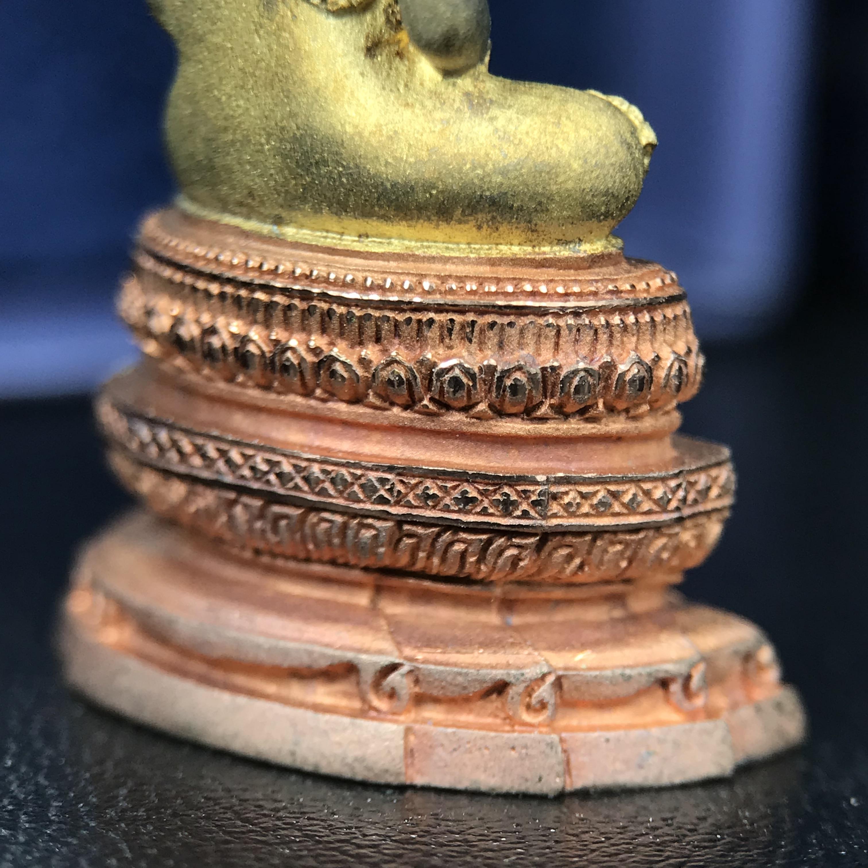 พระแก้วมรกต ภปร. ปี 2547 จัดสร้างโดยโรงพยาบาลภูมิพลอดุลยเดช เนื้อเงิน(3 กษัตริย์) ลอยองค์ หน้าตัก 1/2 นิ้ว สูง 3.7 ซม.พิธีมหามังคาภิเษก ณ พระอุโบสถวัดพระศรีรัตนศาสดาราม(วัดพระแก้ว) งดงามทรงคุณค่าอีกหนึ่งรุ่นยอดนิยม หายาก(องค์หมายเลข ๑๔๖๖)ผิวเดิมติดรุ้งสวย