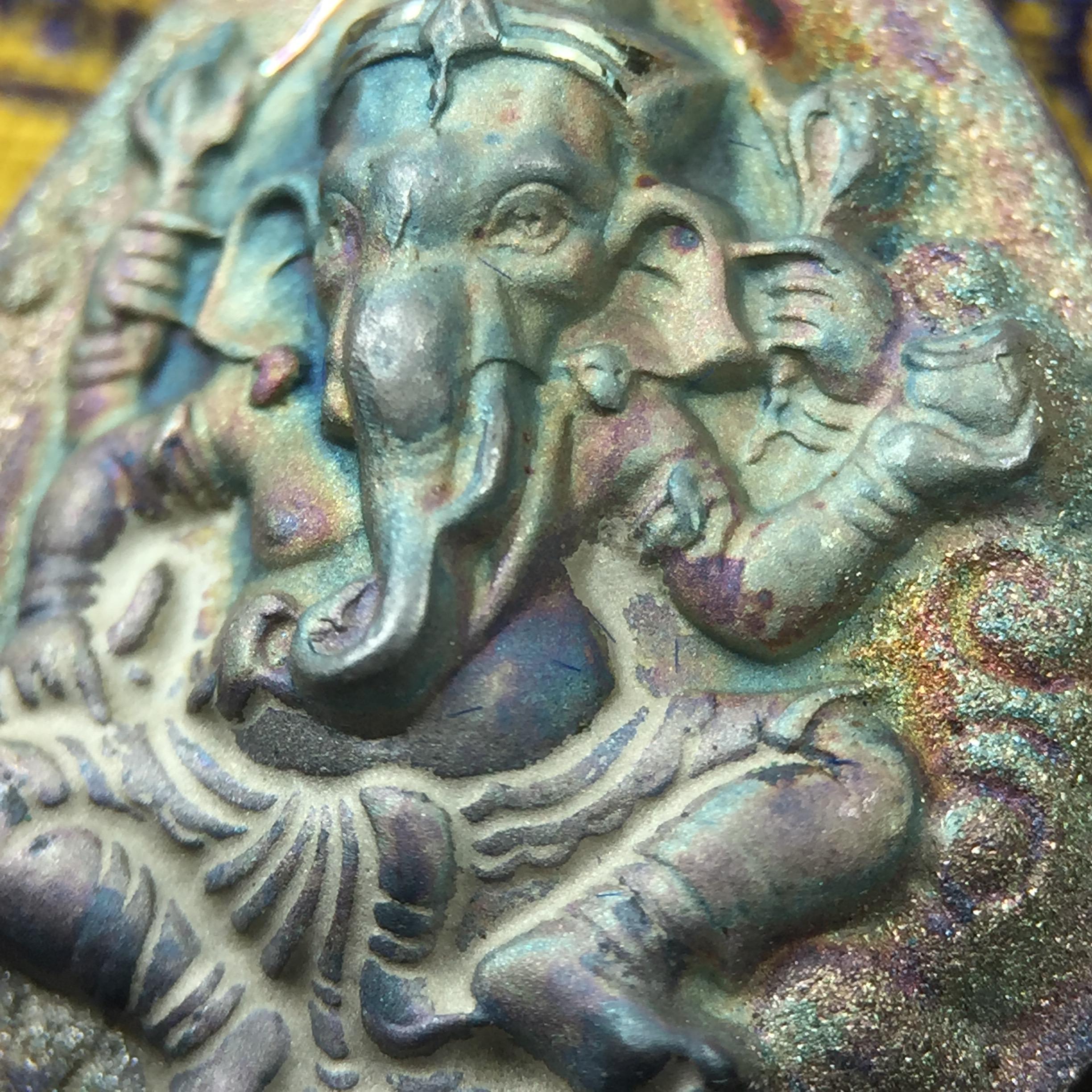 เหรียญพระพิฆเนศวร ญสส. ชุดกาญจนาภิเษกครองราชย์ 50 ปี พุทธศักราช 2538 พิมพ์ใหญ่(2.9 ซม.) เนื้อเงินผิวเดิมกลับดำขึ้นสีรุ้งเข้มขลังงดงามธรรมชาติสร้างสรรค์ สภาพสวยเดิมพร้อมกล่องบรรจุเดิม ตอกโค๊ดหมายเลขกำกับ(1ใน 5539องค์)