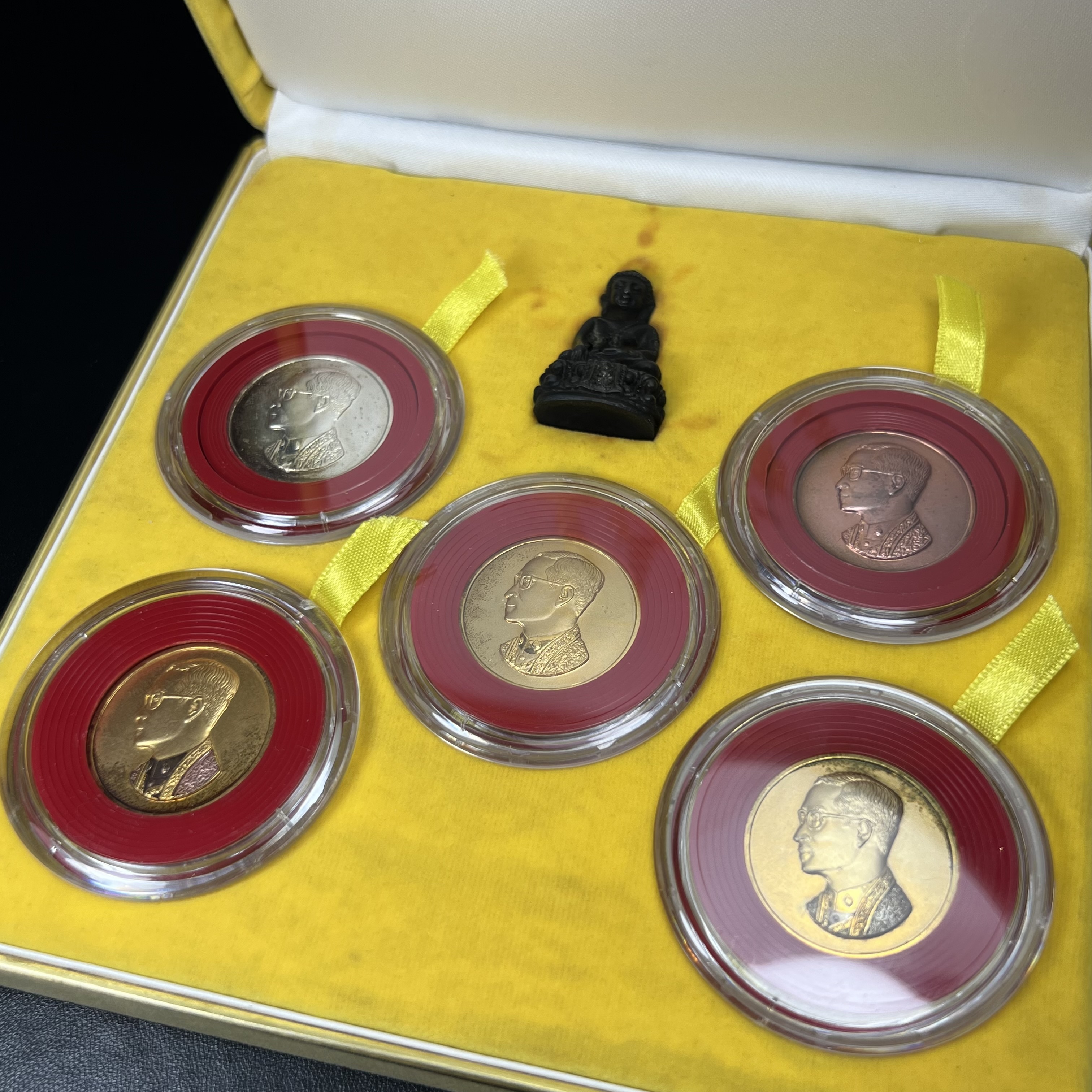 วัตถุมงคลคุ้มเกล้าฯ มหามงคลเฉลิมพระชนมพรรษา 6 รอบ รัชกาลที่ 9 ชุดพิเศษกรรมการ(สุดหายาก) (ในหลวงรัชกาลที่9 ทรงจุดไฟพระฤกษ์และเททอง พิธีใหญ่)ยอดนิยมหายาก