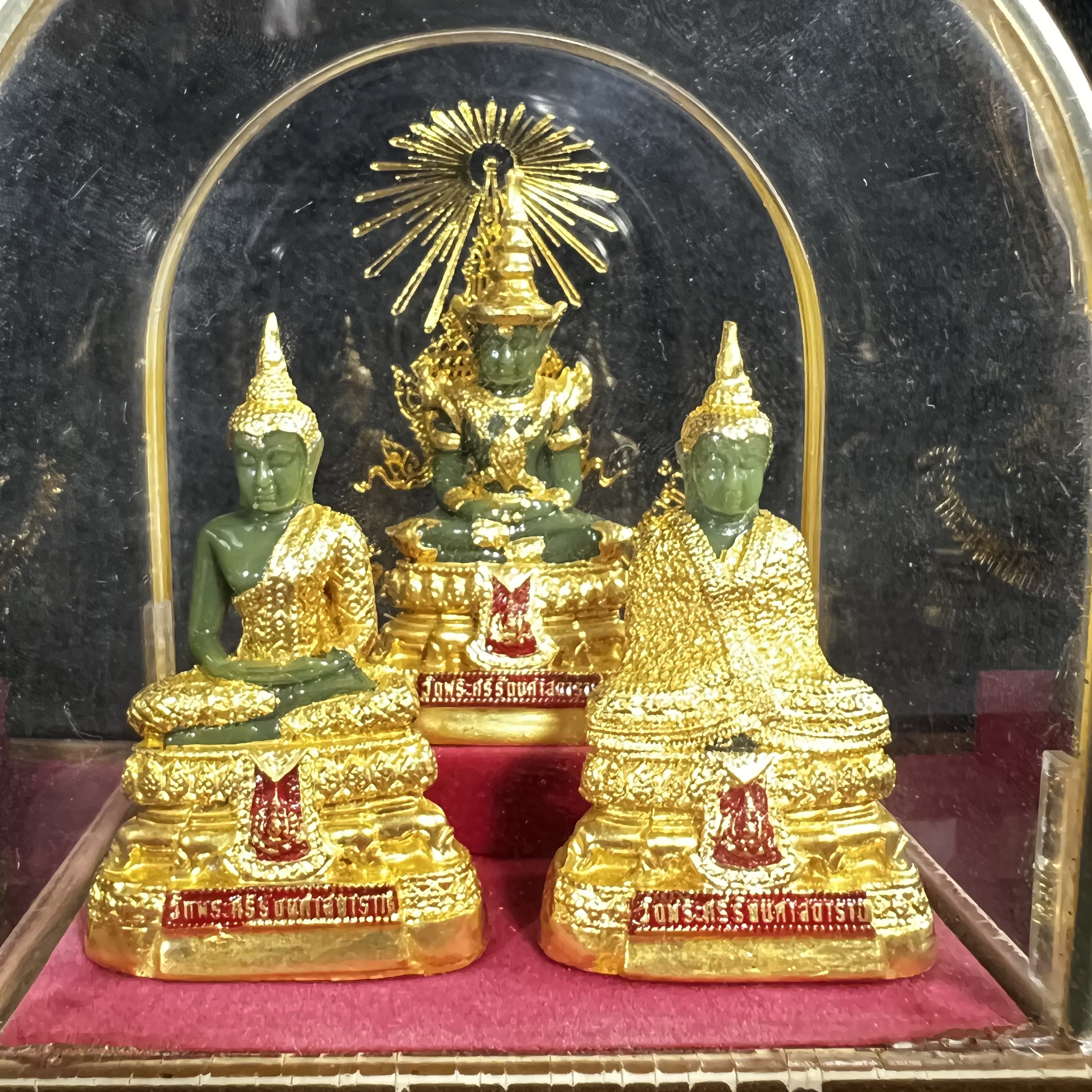 พระพุทธมหามณีรัตนปฏิมากร(พระแก้วมรกต) วัดพระศรีรัตนศาสดาราม สำนักพระราชวัง จัดสร้าง พิมพ์ทรงเครื่อง 3 ฤดู(ร้อน ฝน หนาว) หน้าตัก 2 นิ้วพร้อมครอบตู้เดิม(บรรจุมวลสารใต้ฐาน)