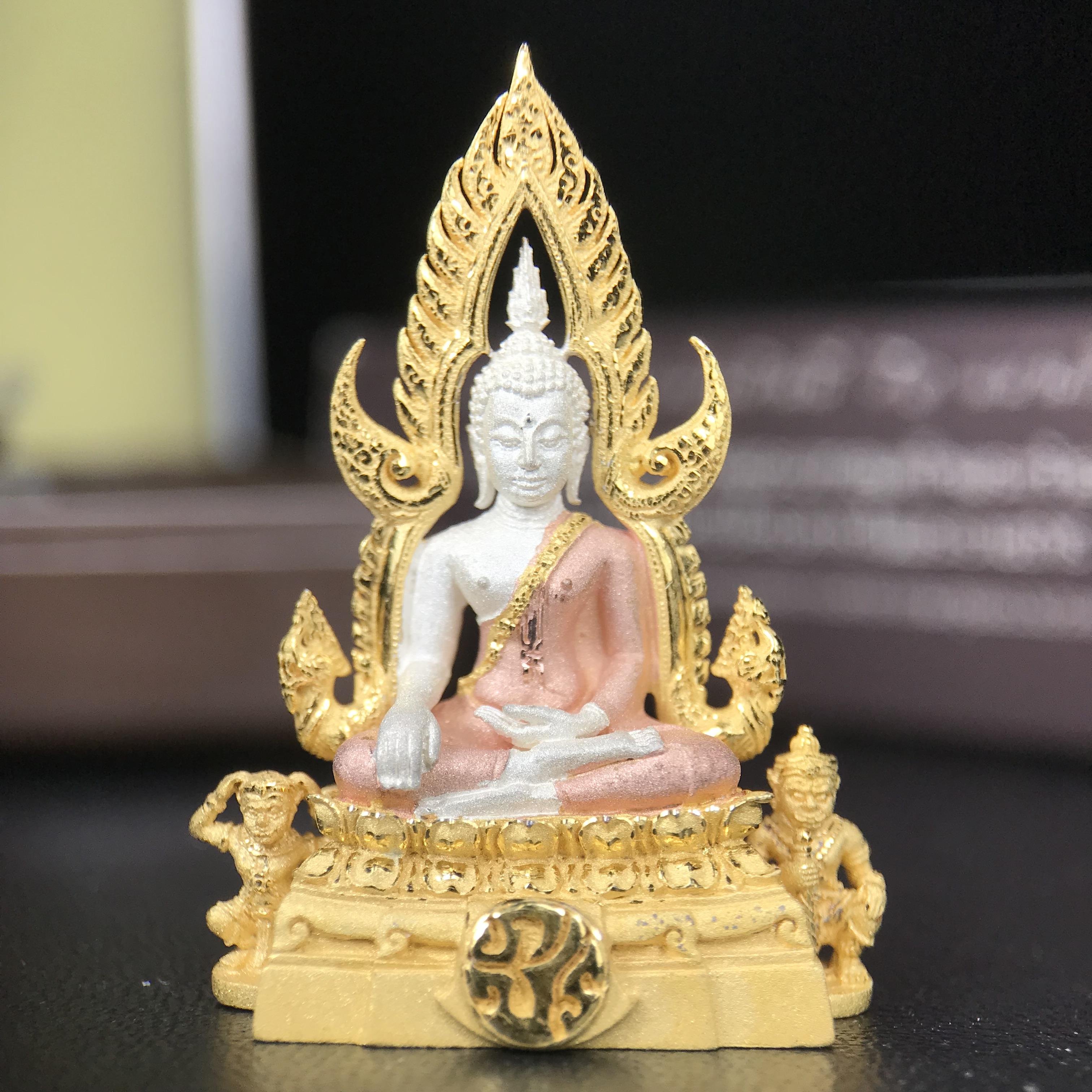 พระพุทธชินราช ภปร. โครงการ "เพราะแผ่นดินนี้ คือ แผ่นดินเกิด" ปี 2548(รุ่นแรก) ลอยองค์เนื้อเงินสามกษัตริย์ หน้าตัก 1/2 นิ้ว (ขนาด 3.5 x 2.5 ซม.) พุทธศิลป์งดงามทรงคุณค่า รุ่นยอดนิยม(องค์หมายเลข 9141)เลขสวยเลขเก้าหน้า...เจริญก้าวหน้าในทุกๆด้าน