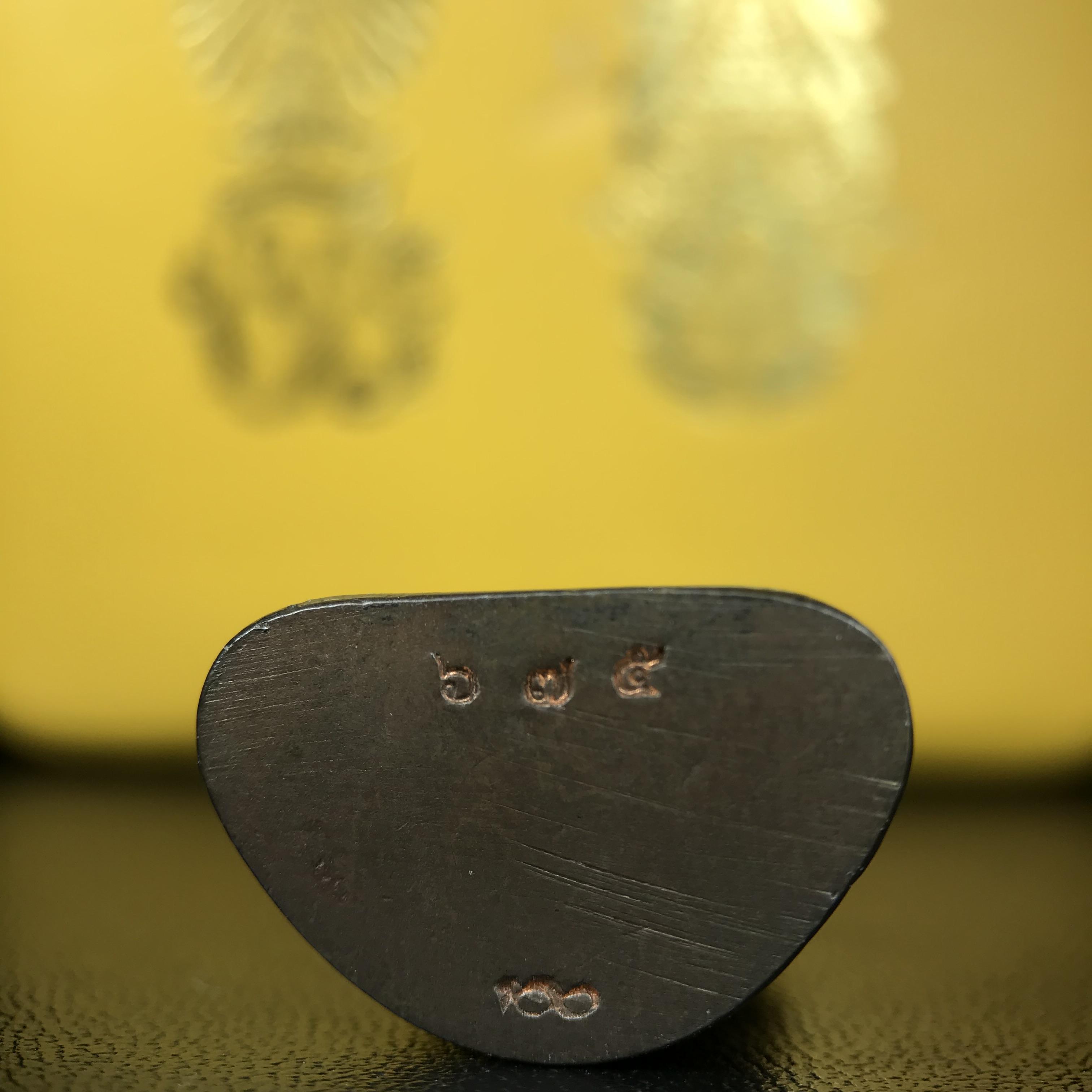 พระกริ่งพระพุทธนรสีห์ จปร.+ภปร. ครบรอบ 100 ปี ธนาคารไทยพาณิชย์ ปี 2550 พระกริ่งเนื้อนวโลหะพิเศษ(หล่อในพิธีเททอง)(หายาก)(พุทธศิลป์งดงาม)ด้านหน้าฐานประดับด้วยตราสัญลักษณ์ "จปร" และ "ภปร" (องค์เทหล่อในพิธีสร้างน้อย หายากมาก)1 ใน 1000 องค์