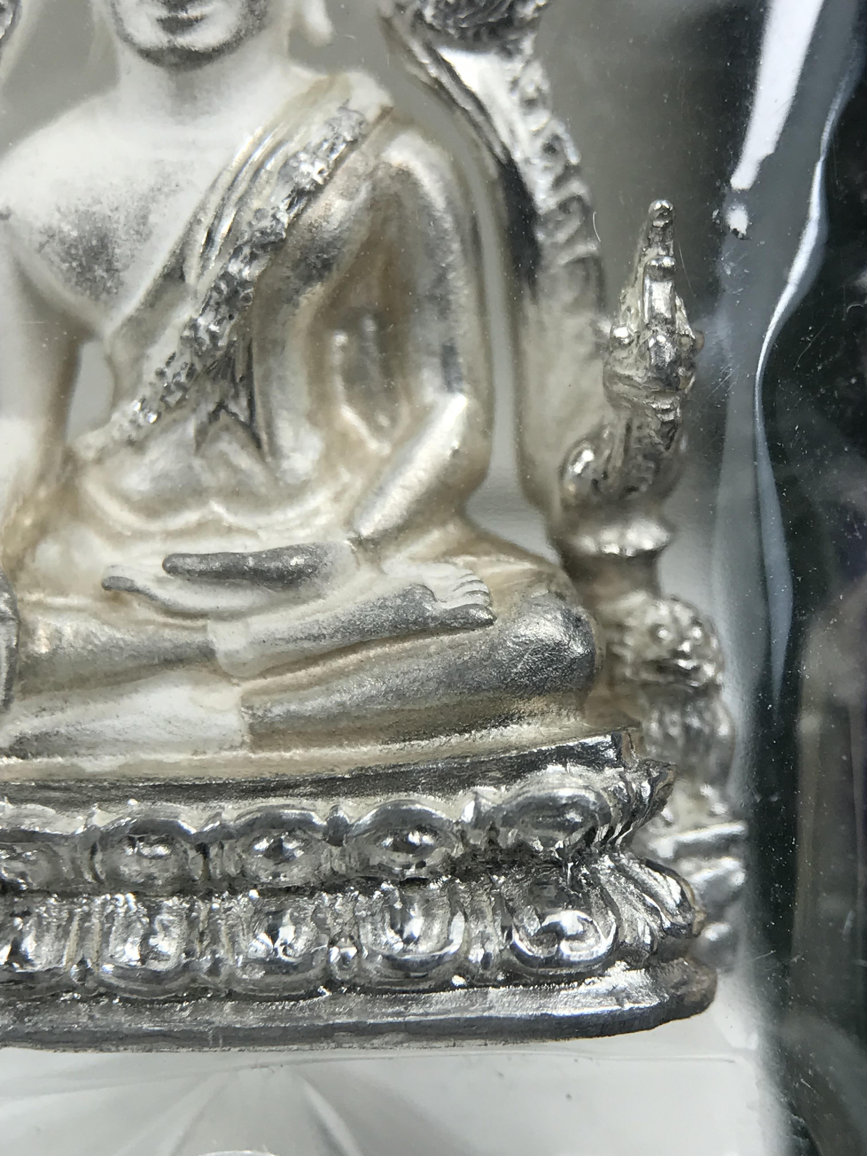 พระพุทธชินราช รุ่นมหาลาภ พิธีพุทธาภิเษกวัดพระศรีรัตนมหาธาตุวรมหาวิหาร จ.พิษณุโลก ปี 2540 เนื้อเงินบริสุทธิ์ 99.9% (นวลเงา)(สภาพผิวเดิมซีนซองเดิม พร้อมกล่องบรรจุเดิมและการ์ดใบรับรองครบสมบูรณ์ (องค์หมายเลข ๑๑๗๓๓)