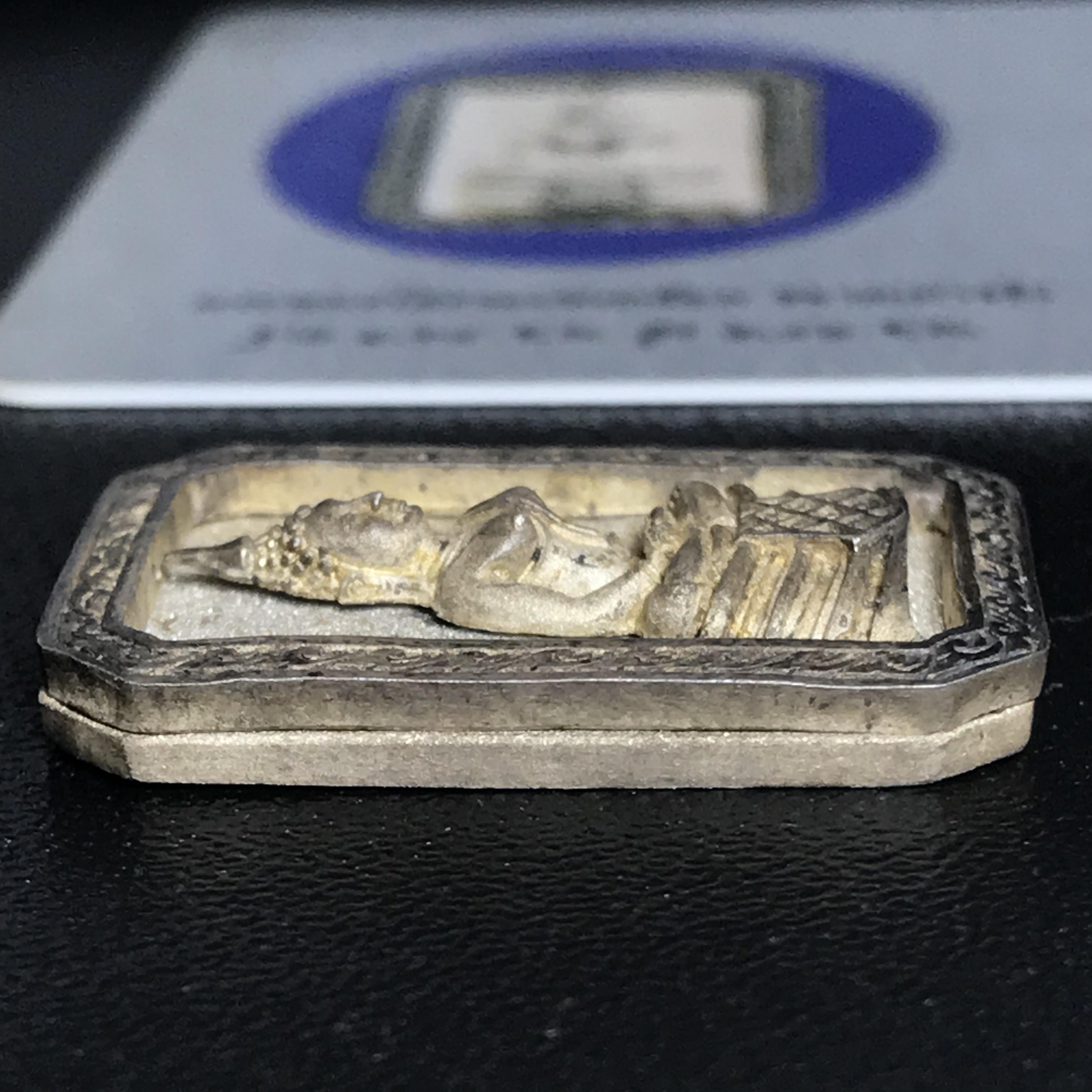 พระพุทธโสธร(หลวงพ่อโสธร) รุ่นสร้างอุโบสถ ปี2539 เนื้อเงิน พิมพ์แปดเหลี่ยม(หายาก) สภาพสวยผิวเดิมกล่องบรรจุการ์ดใบรับรองเดิมครบสมบูรณ์