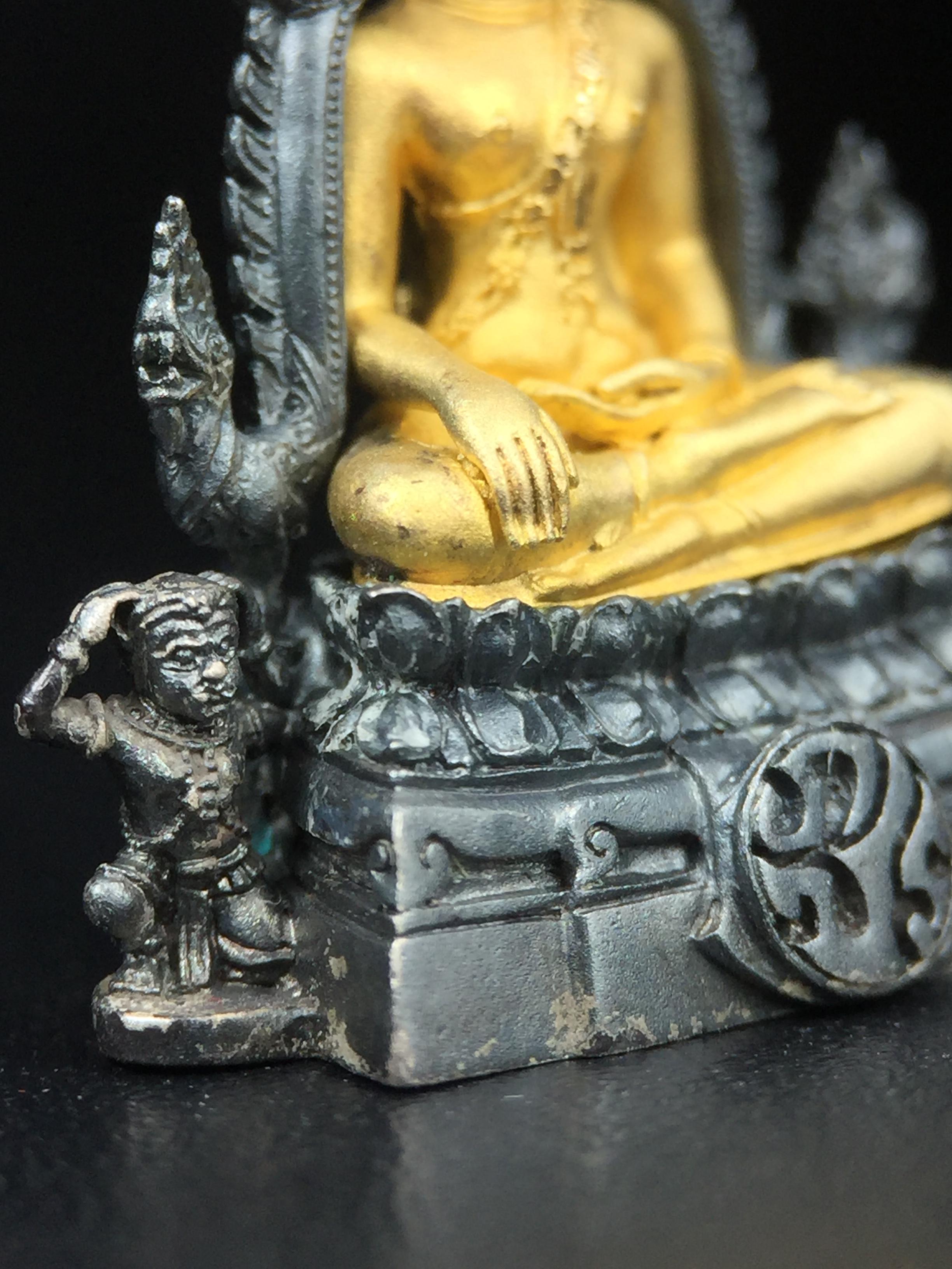 พระพุทธชินราช ภปร. โครงการ เพราะแผ่นดินนี้คือแผ่นดินเกิด เนื้อเงินชุบทองคำซุ้มรมดำ ปี2551 ขนาดหน้าตัก1/2นิ้ว(3.5*2.5 ซม.) (สวยงามหายาก)1ใน 5000 องค์