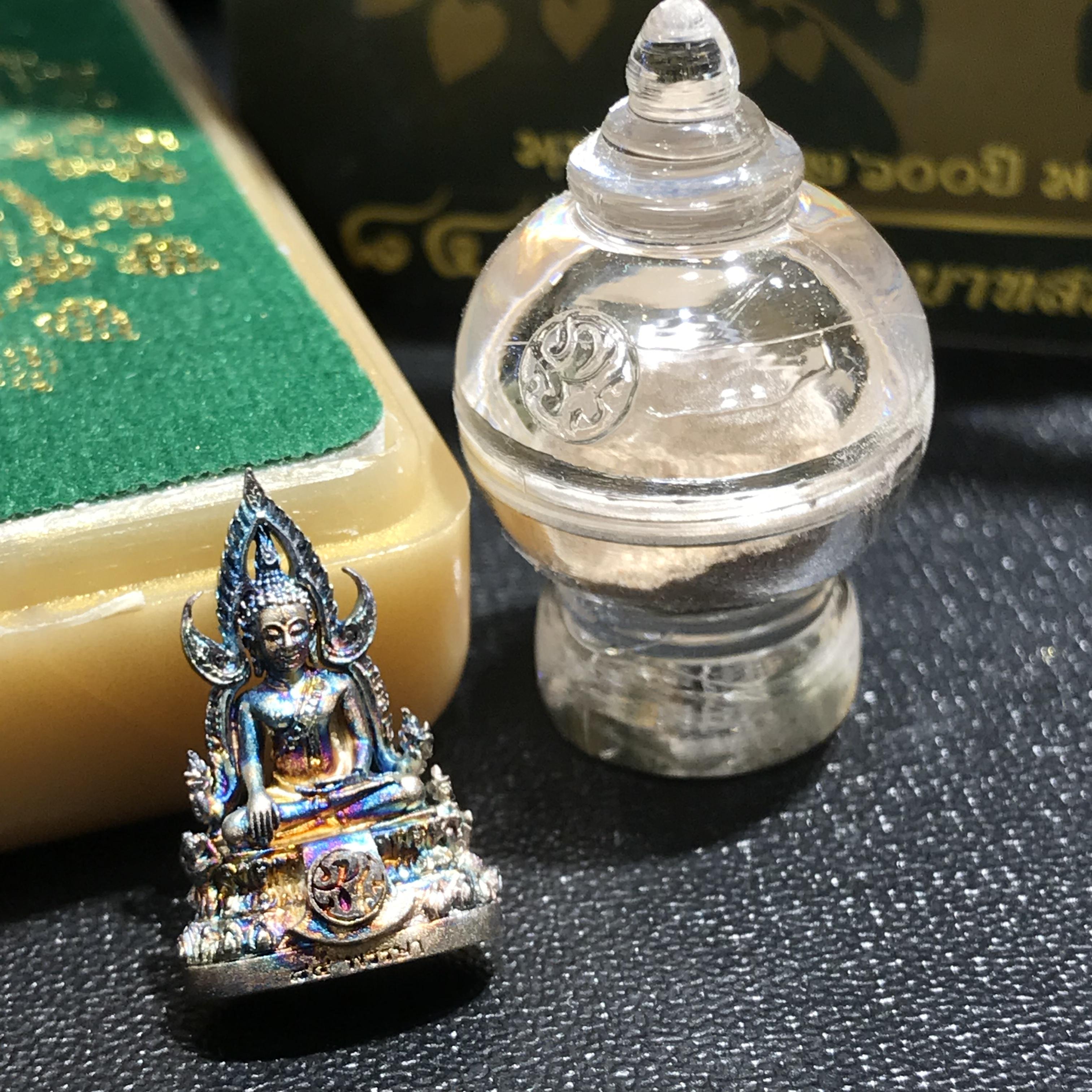 พระพุทธชินราช(จำลอง) ภปร 84 พรรษา เนื้อเงินชุบทองคำขาว พิมพ์เล็กขนาดหน้าตัก 1/4 นิ้ว สภาพผิวเดิมขึ้นผิวรุ้งสวยงาม