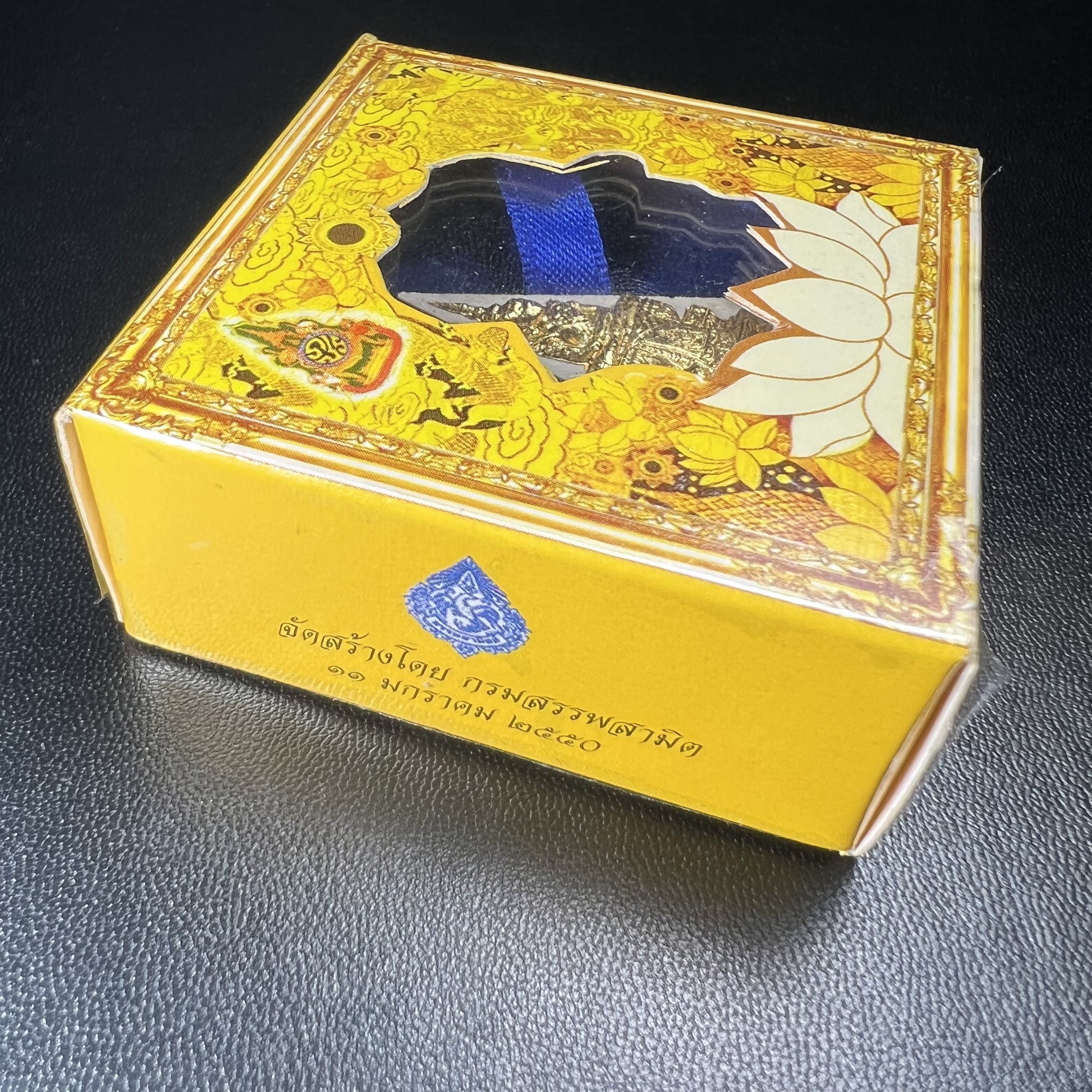 พระแก้วมรกต(จำลอง)ทรงเครื่องฤดูร้อน พระผงบูชา ด้านหน้าปิดทอง ด้านหลังตราฉลองสิริราชสมบัติครบ 60ปี เนื้อเงินขึ้นสีรุ้งธรรมชาติสร้างสรรค์งดงาม(รุ่นนี้ได้พระราชทานเส้นพระเจ้า(เส้นผม)รัชกาลที่9ในการจัดสร้าง)***องค์นี้พิเศษมองเห็นเส้นผมติดอยู่ด้านหลังชัดเจน***