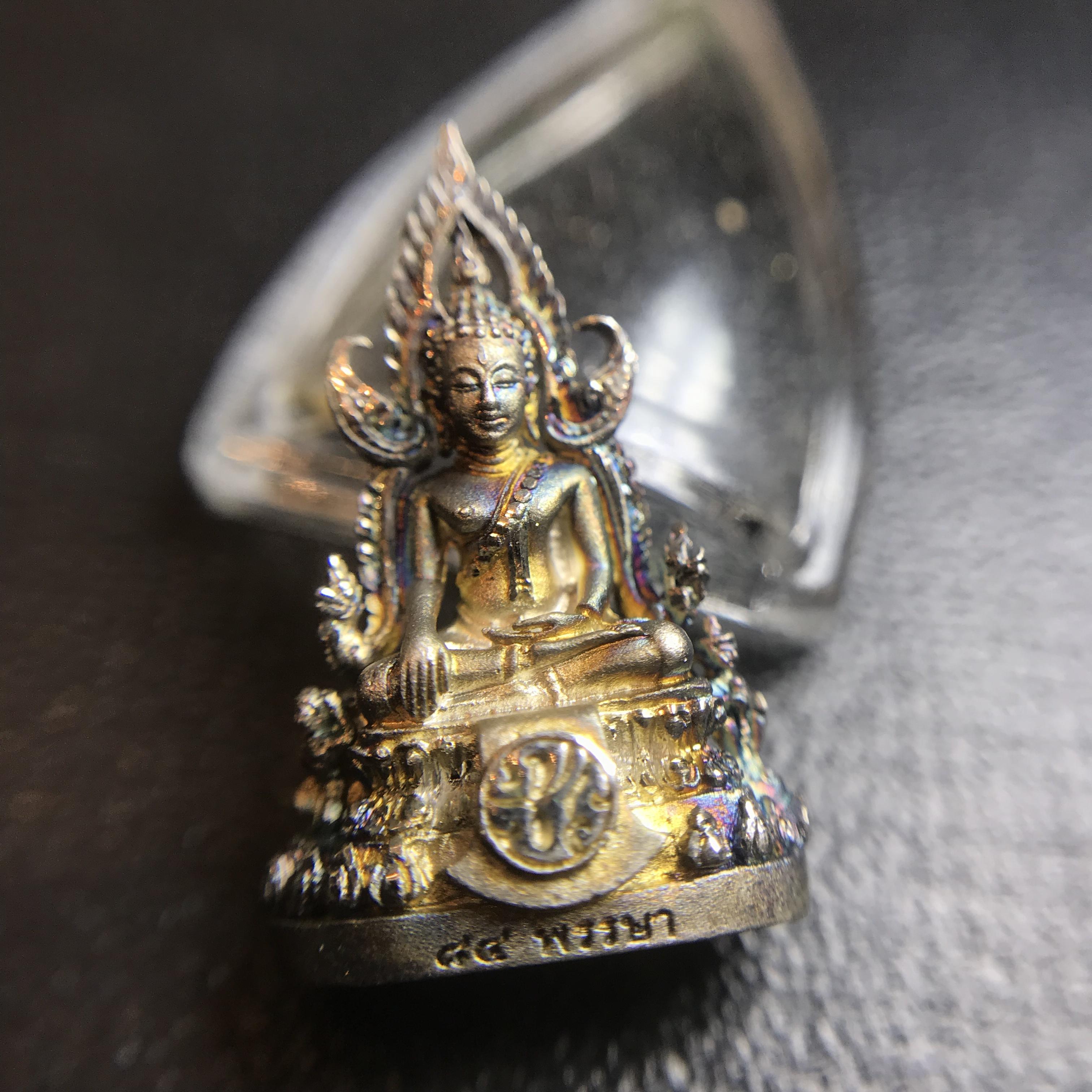 พระพุทธชินราช(จำลอง) ภปร 84 พรรษา เนื้อเงินชุบทองคำขาว พิมพ์เล็กขนาดหน้าตัก 1/4 นิ้ว สภาพผิวเดิมขึ้นผิวรุ้งสวยงาม