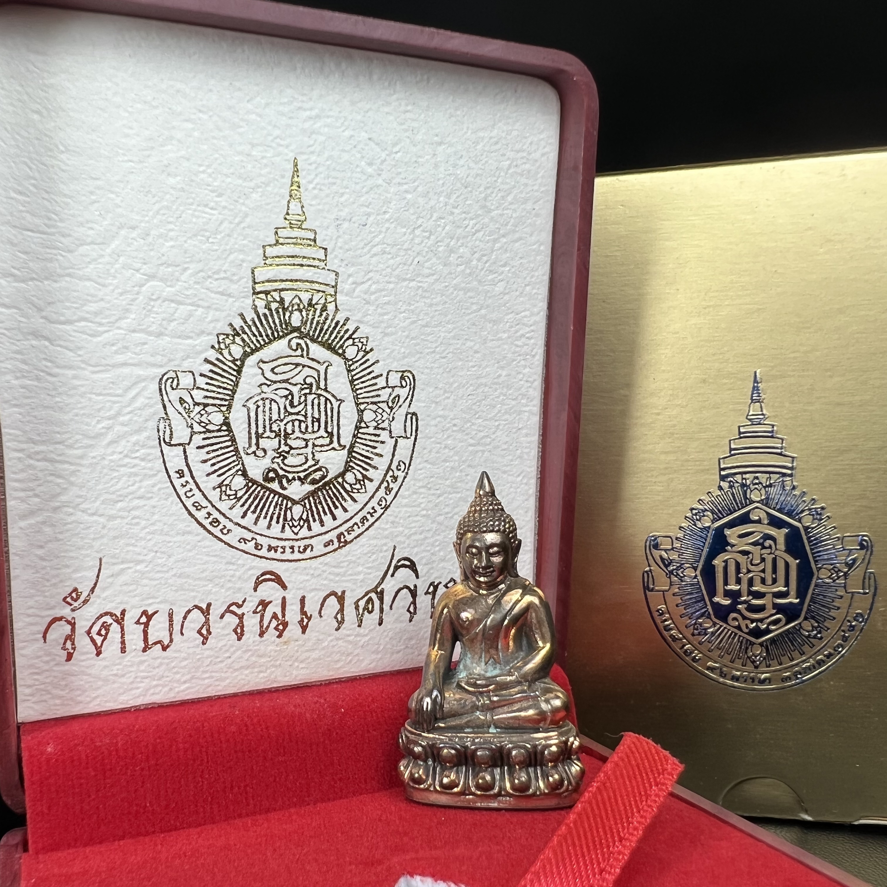 พระกริ่ง 8 รอบ ญสส. 96 พรรษา สมเด็จพระญาณสังวร สมเด็จพระสังฆราช สกลมหาสังฆปรินายก วัดบวรนิเวศวิหาร ปี 2552 เนื้อนวโลหะเต็มสูตรแก่ทองคำ(1 ใน 2999 องค์)