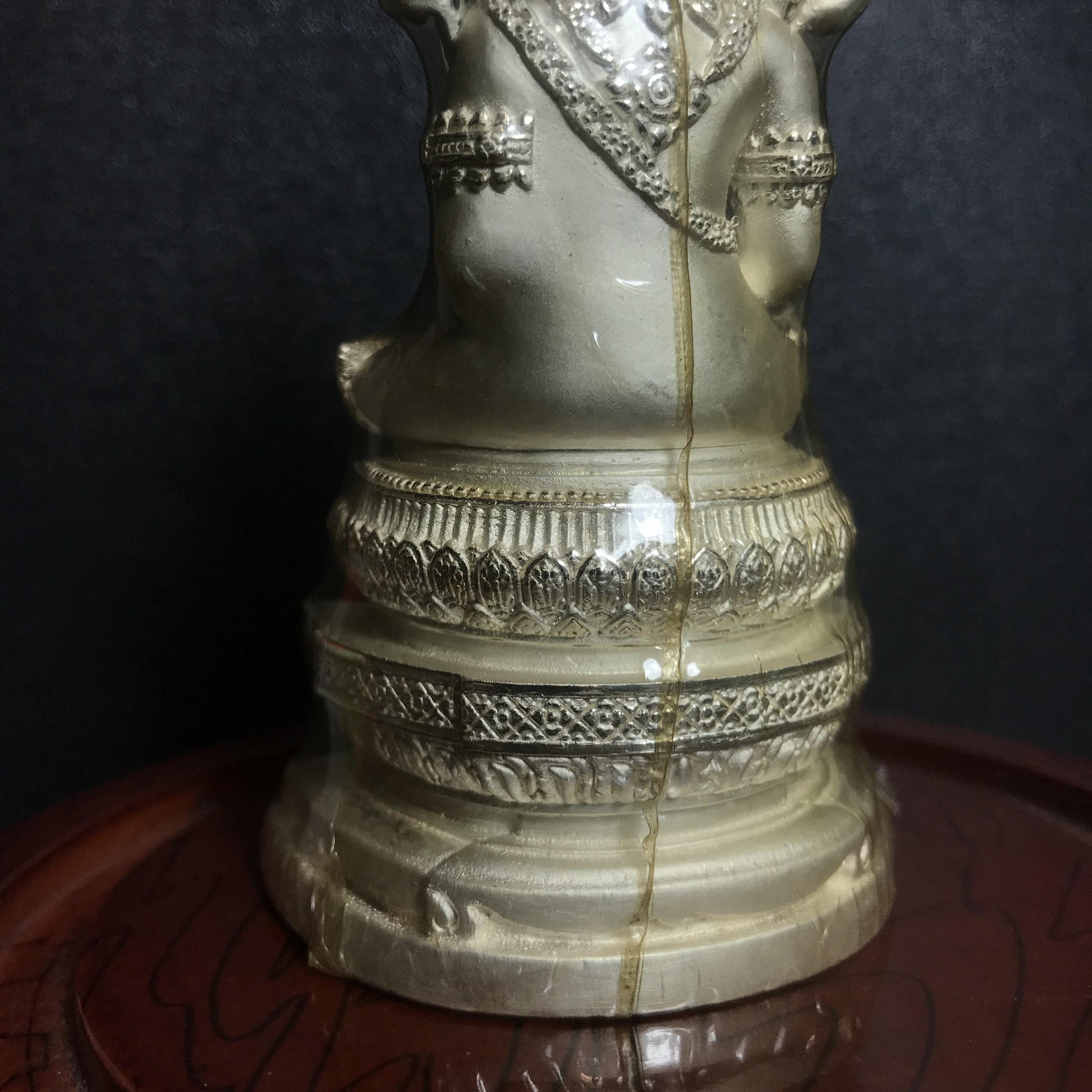 พระแก้วมรกต ภปร. ปี2547 จัดสร้างโดย รพ.ภูมิพลฯ เนื้อเงิน ลอยองค์ หน้าตัก 2 นิ้ว ครอบแก้วเดิม องค์พระซีนเดิมสวยคงสภาพเดิม(1ใน3000องค์)