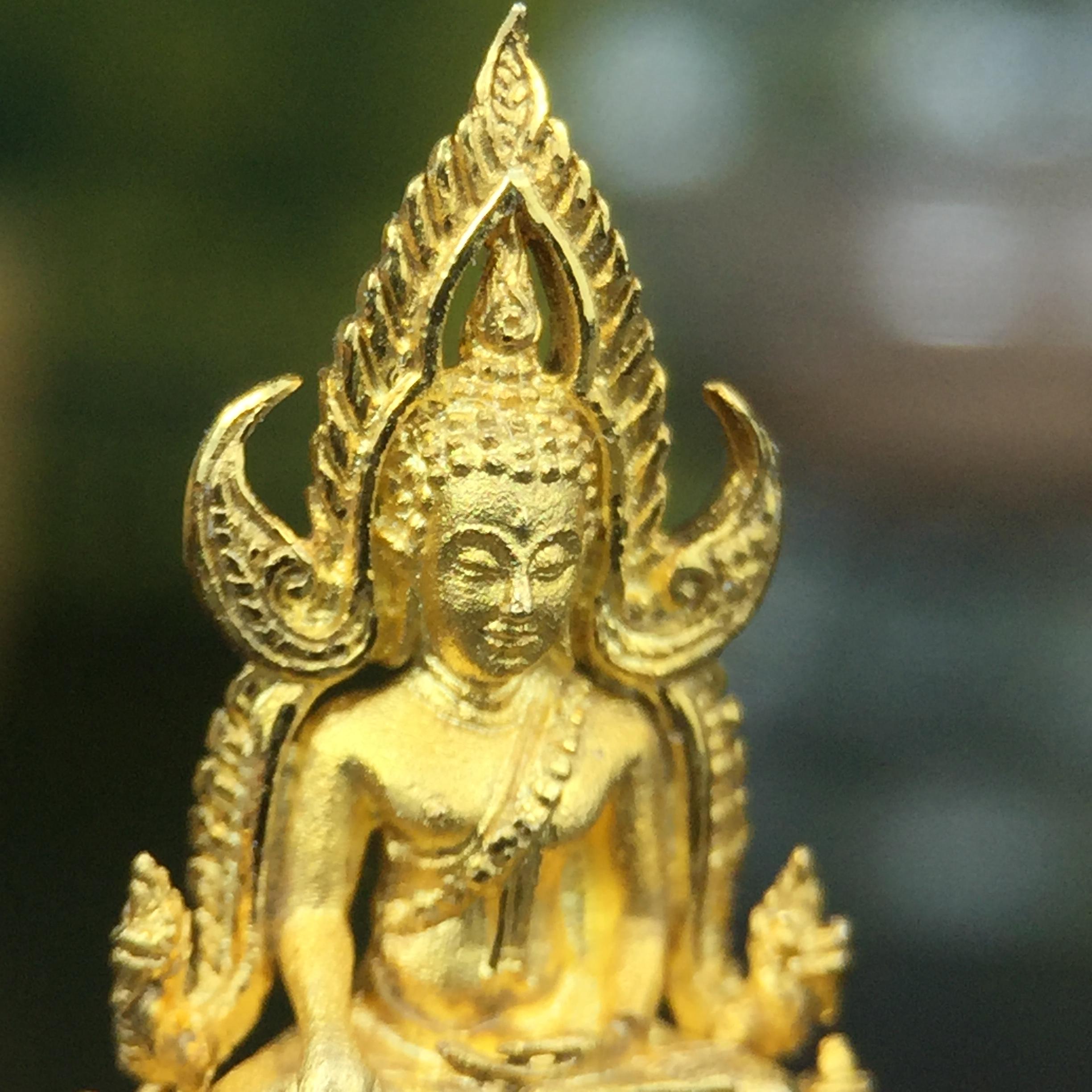 พระพุทธชินราช(จำลอง) ภปร. 84 พรรษา เนื้อทองคำ พิมพ์เล็กขนาดหน้าตัก 1/4 นิ้ว(พระราชทานมวลสาร จิตรลดาและเส้นพระเจ้า(เส้นผม)รัชกาลที่9)