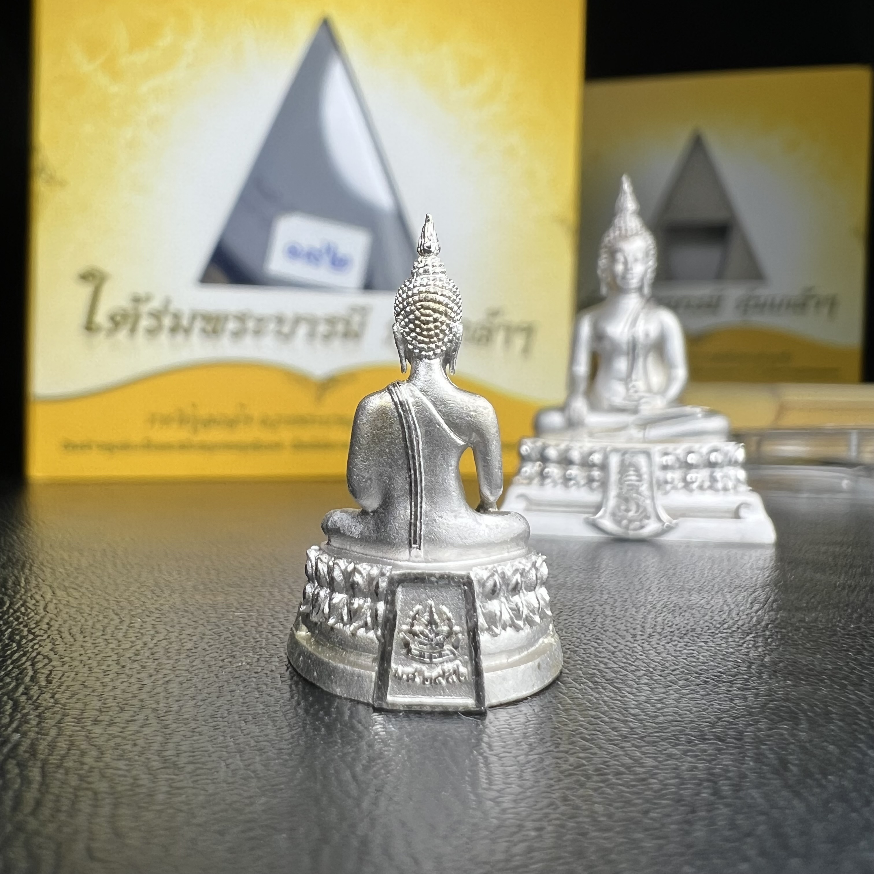 พระพุทธรูปคุ้มเกล้าฯ ภปร.(ใต้ร่มพระบารมี คุ้มเกล้า) 60ปี รพ.ภูมิพลฯ พ.ศ.2552 เนื้อเงิน ชุบทองคำขาว(ลอยองค์พิมพ์ ใหญ่+เล็ก)(1ชุด 2 พิมพ์ ครบทุกแบบที่จัดสร้าง)1 ใน 5000 ชุด ครบชุดหายาก