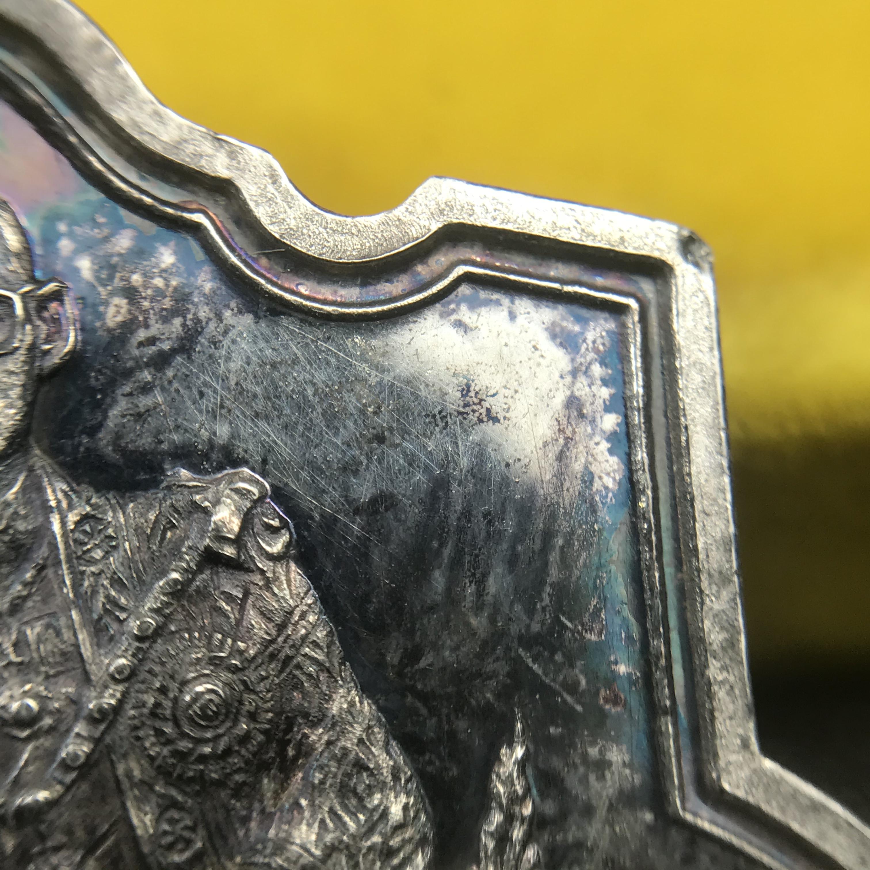 เหรียญพระบาทสมเด็จพระเจ้าอยู่หัว รัชกาลที่9ประทับนั่งบัลลังก์ กระทรวงมหาดไทยจัดสร้าง ปี2539 เนื้อเงินกล่องบรรจุเดิมสภาพสวย เนื้อเงินผิวเดิมขึ้นสีรุ้งธรรมชาติ แบบนิยม หายาก