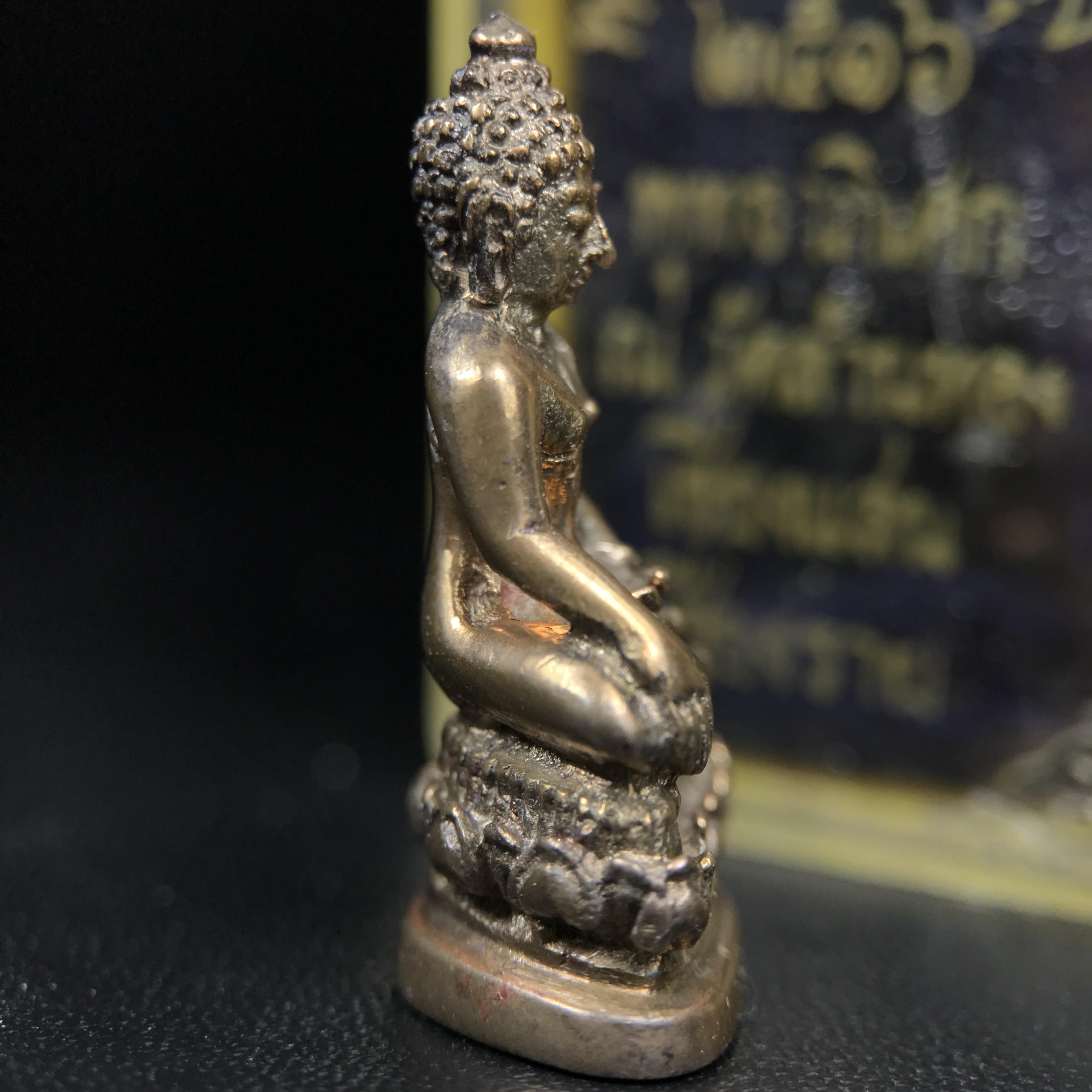 พระกริ่งสิงห์หนึ่งดอยตุง(ก้น ช) เนื้อนวโลหะ รุ่นบูรณะพระธาตุดอยตุง พ.ศ. 2516 สภาพสวยกล่องเดิม(หายาก)