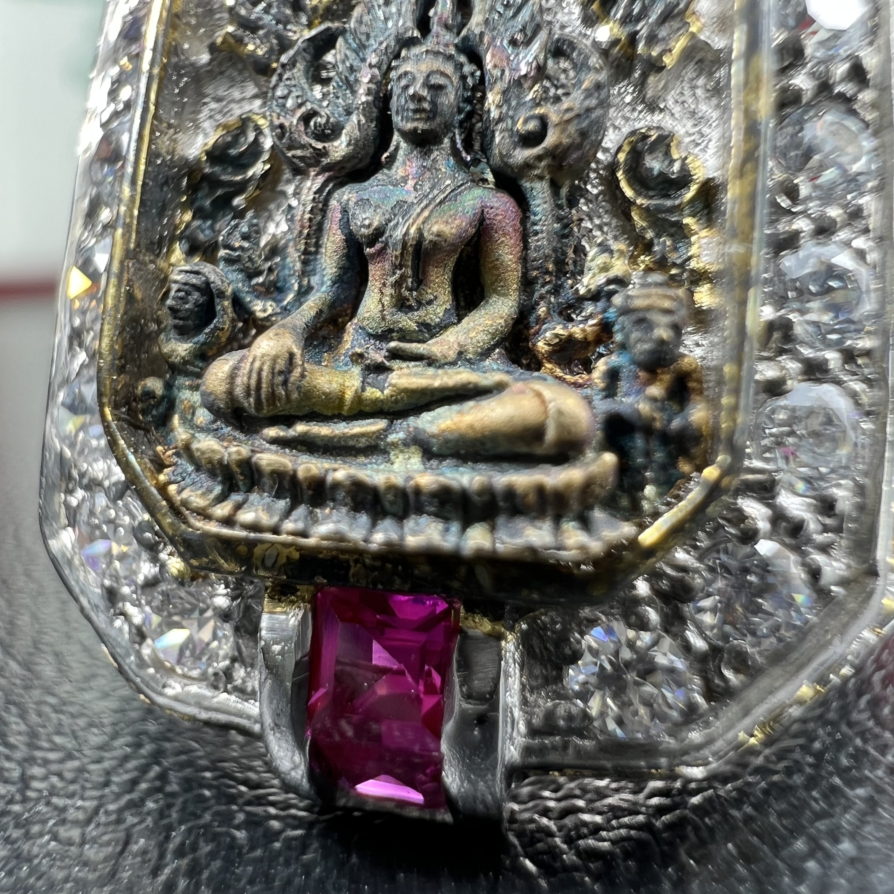 แหวนพระพุทธชินราช ภปร. ในวโรกาสเฉลิมพระชนมายุ6รอบ 5ธันวาคม2542 มูลนิธิพิทักษ์ดวงตาประชาชน จัดสร้าง แหวนเนื้อเงินเคลือบทองคำบริสุทธิ์ประดับเพชร CZ เกรดนอก ตอกโค๊ตและหมายเลข 2006(ผลรวมได้ 8 เลขมงคลเจริญมั่งคั่ง อุดมสมบูรณ์) พร้อมกล่องบรรจุเดิมครบ(หายาก)