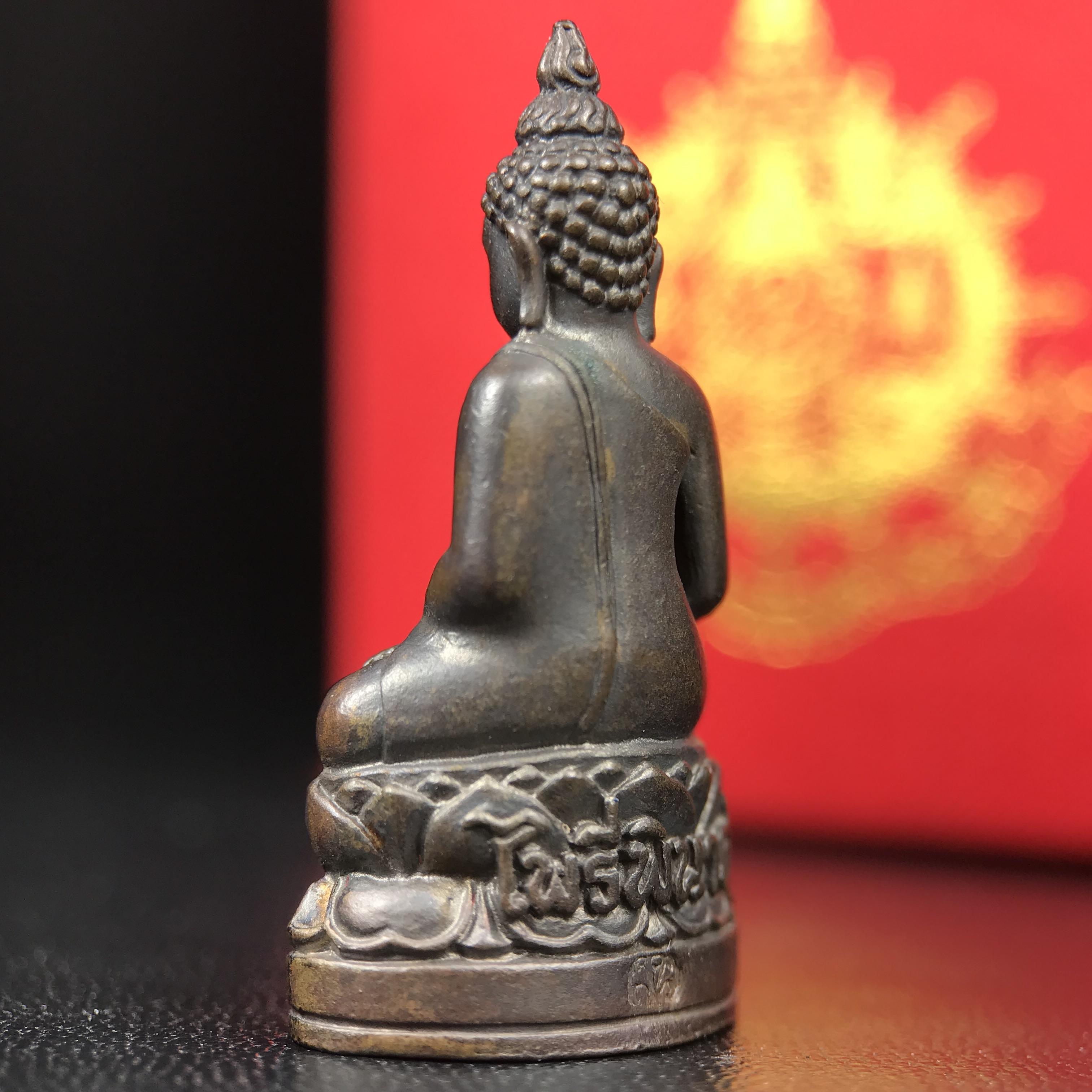 พระกริ่งไพรีพินาศ บรรจุเหล็กไหล ครั้งแรกและครั้งเดียวในประวัติศาสตร์ เฉลิมพระเกียรติ พระบาทสมเด็จพระเจ้าอยู่หัวรัชกาลที่9 พระชนมพรรษา 6 รอบ ปี2542 เนื้อนวโลหะผสมทองคำ(บรรจุเหล็กไหล)ดีนอก-ดีใน พิธีใหญ่ มวลสารเด่น (หายาก)