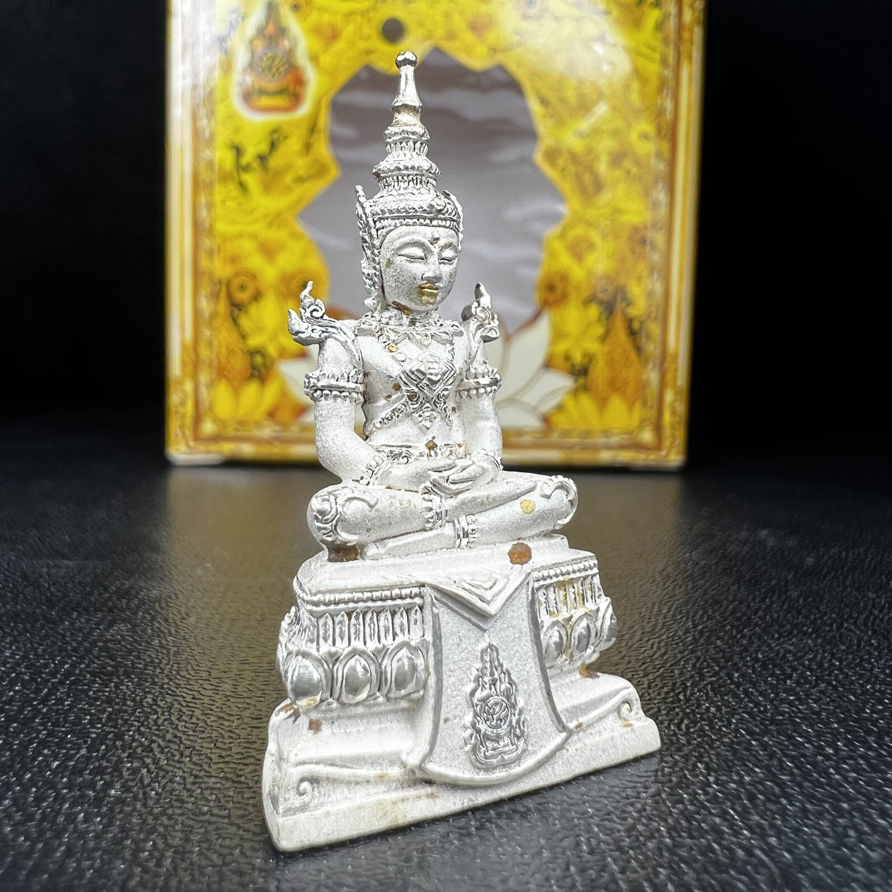 พระแก้วมรกต(จำลอง)ลอยองค์ ขนาดหน้าตัก 1/2 นิ้ว ทรงเครื่องฤดูร้อน เนื้อเงิน ตราสัญลักษณ์ฉลองสิริราชสมบัติ ครบ 60 ปี พ.ศ.2549(สภาพสวย ครบ สมบูรณ์))