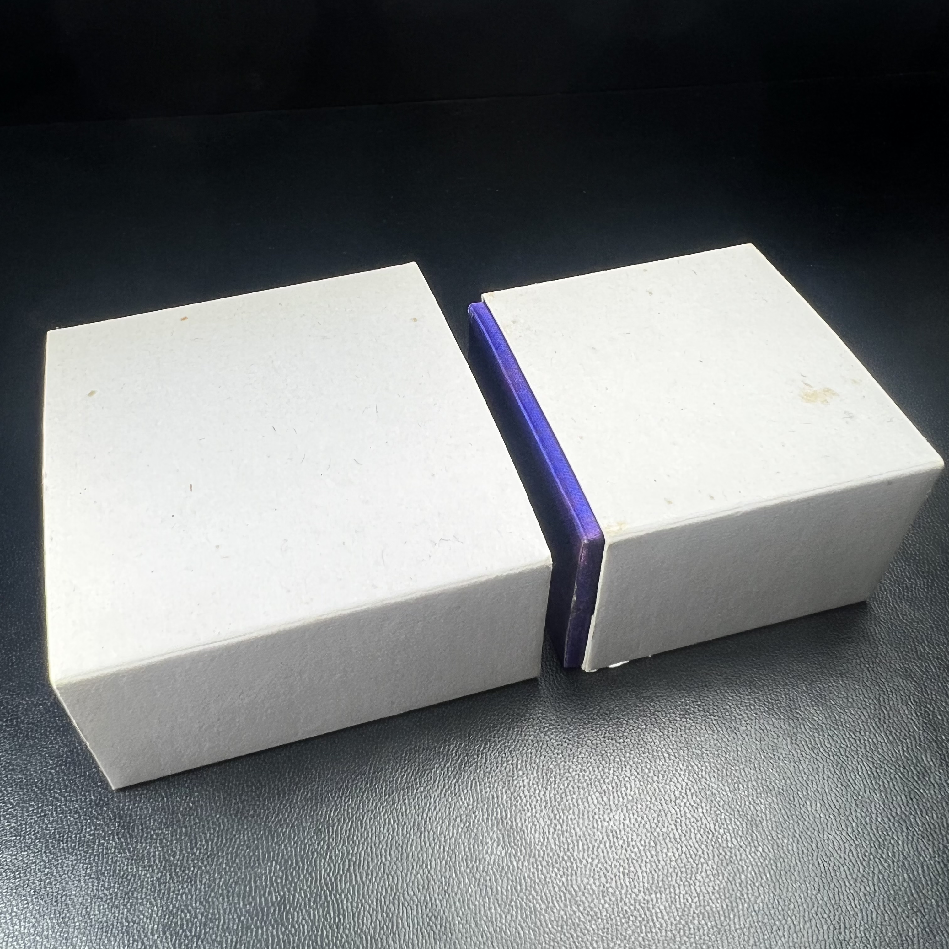 พระพุทธนวราชบพิตร พระพิมพ์จิตรลดา โครงการหลวง ปี2539 (พิมพ์ใหญ่+พิมพ์เล็ก) เนื้อเงินผิวเดิมขึ้นสีรุ่ง สวย แบบนิยมพร้อมกล่องบรรจุเดิม พิธีใหญ่ ปลุกเสกวัดพระแก้ว(1ชุด 2 องค์)