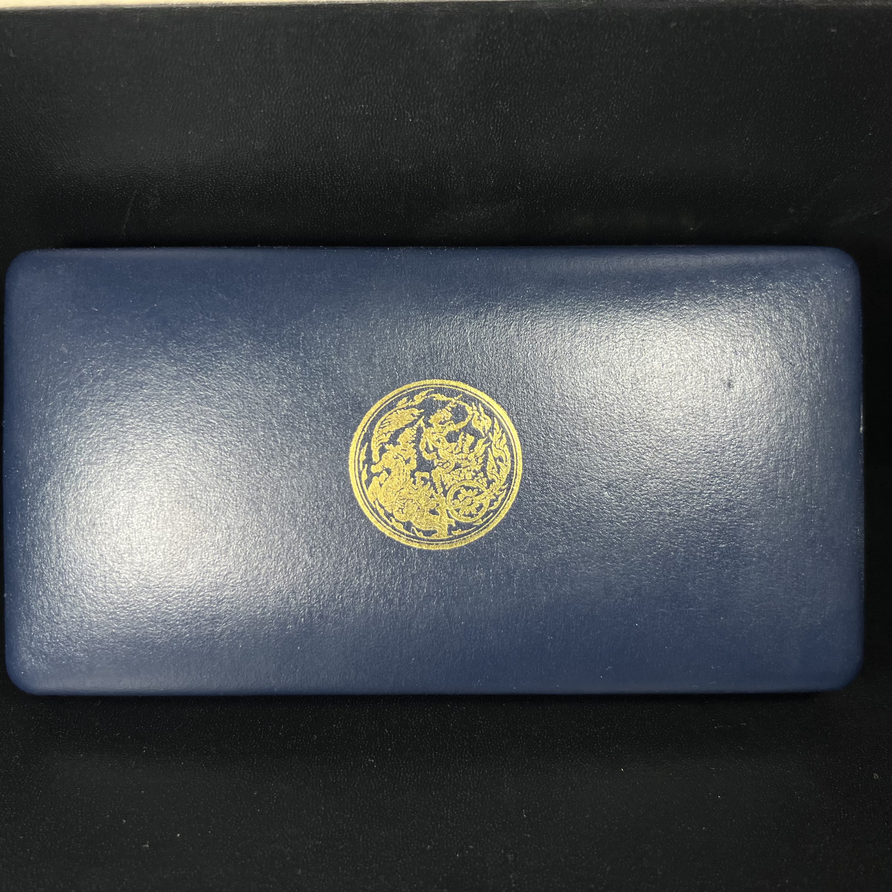 พระพุทธคมนาคมบพิธ (พระพุทธสิหิงค์จำลอง)(พระพุทธรูปประจำกระทรวงคมนาคม) หลังตรา ภปร. ครบรอบ 84 ปี กระทรวงคมนาคม พ.ศ.2539 ชุดเหรียญเนื้อเงินลงยา ขนาด 2.8 ซม. ครบชุดห้าสีพร้อมกล่องบรรจุเดิม ปลุกเสก ณ วัดพระแก้ว พิธีใหญ่