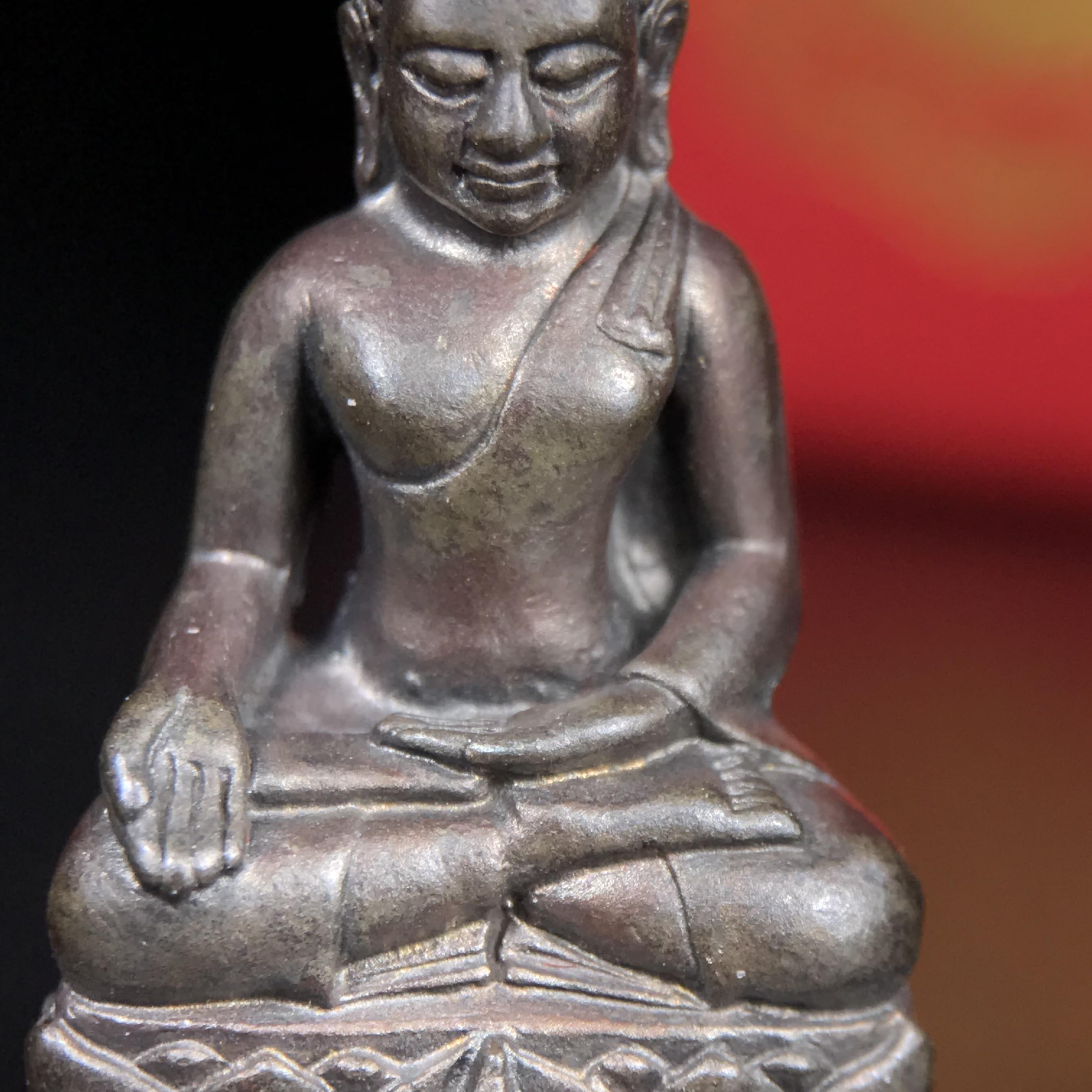 พระกริ่งไพรีพินาศ บรรจุเหล็กไหล ครั้งแรกและครั้งเดียวในประวัติศาสตร์ เฉลิมพระเกียรติ พระบาทสมเด็จพระเจ้าอยู่หัวรัชกาลที่9 พระชนมพรรษา 6 รอบ ปี2542 เนื้อนวโลหะผสมทองคำ(บรรจุเหล็กไหล)ดีนอก-ดีใน พิธีใหญ่ มวลสารเด่น (หายาก)