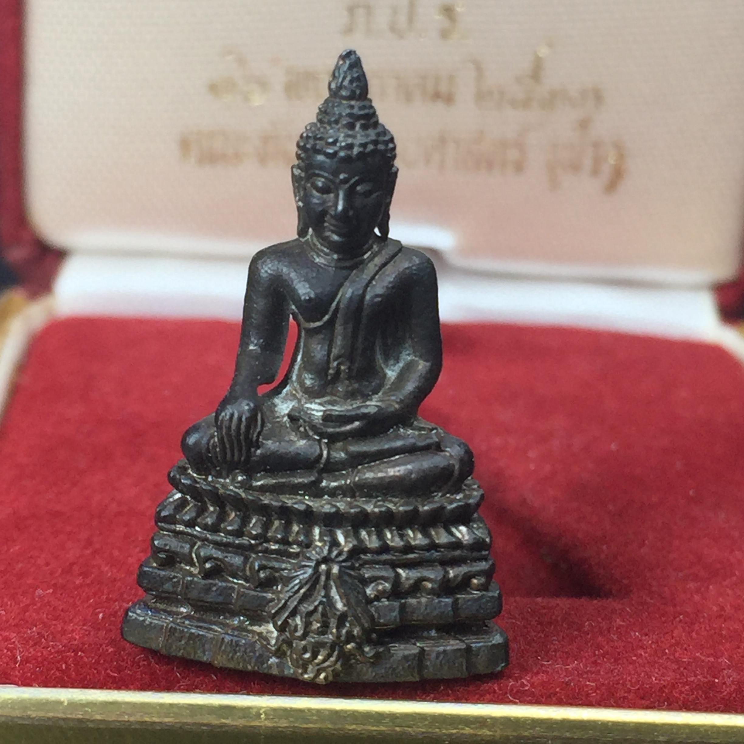 พระกริ่งพระพุทธชินสีห์ ภปร ทันโตเสฏโฐ ปี 2533 เนื้อนวโลหะ (วัตถุมงคลหนึ่งเดียวที่บรรจุพระทนต์(ฟัน)ในหลวงรัชกาลที่9 พระราชทานให้จัดสร้าง)(1ใน1999องค์)