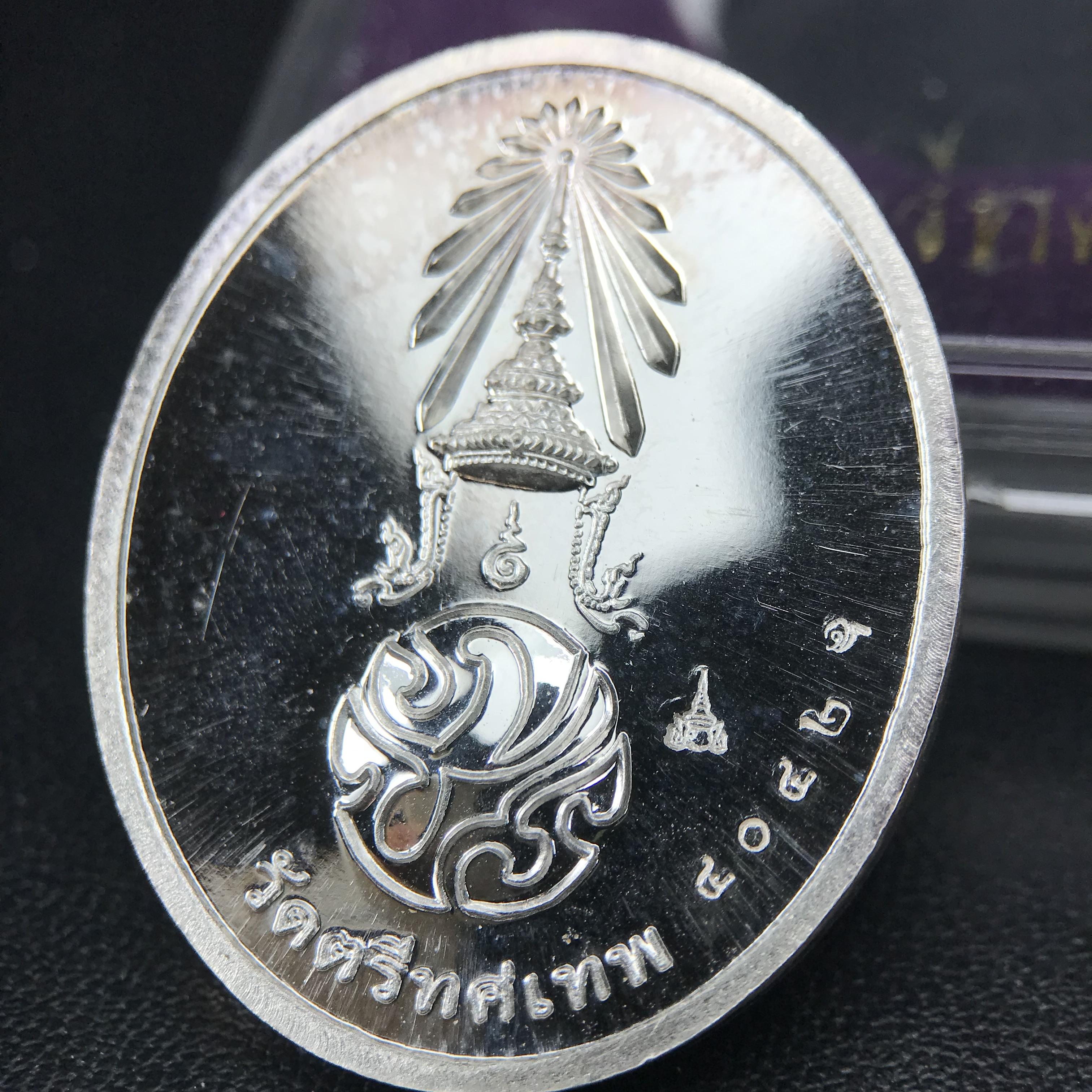 พระพุทธนวราชบพิตร ภปร. ที่ระลึก 7รอบ 84พรรษา ในหลวงรัชกาลที่ 9 วัดตรีทศเทพ จัดสร้าง พ.ศ. 2554 เหรียญเนื้อเงินสภาพสวยกล่องเดิมครบ ตอกโค๊ตและหมายเลข ๔๐๔๒ (1 ใน 9000 เหรียญ)***นิมิตหมายแห่งคุณพระรัตนตรัย และความผูกพันระหว่างพระมหากษัตริย์กับพสกนิกร***