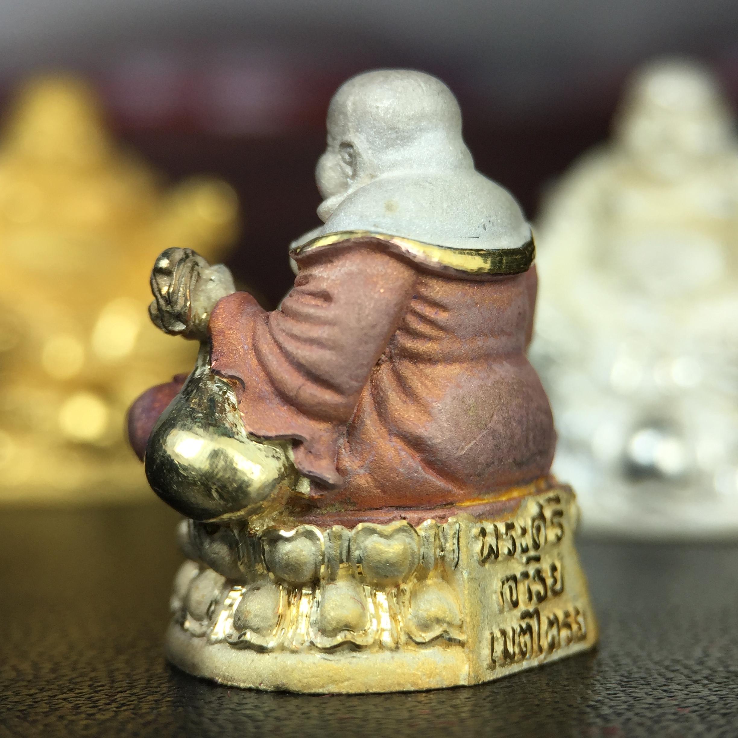 รูปหล่อลอยองค์ พระศรีอริยะเมตตรัยโพธิสัตว์(พระสังกัจจายน์)ชุดทองคำ(เนื้อทองคำ(15.44 กรัม)+เนื้อเงินสามกษัตริย์+เนื้อเงิน) โครงการสร้าง พระศรีอริยะเมตตรัยมหาโพธิสัตว์ น้อมถวายพระบาทสมเด็จพระเจ้าอยู่หัว ทรงครองศิริราชสมบัติครบ 50 ปี วัดโพธิ์แมนคุณาราม