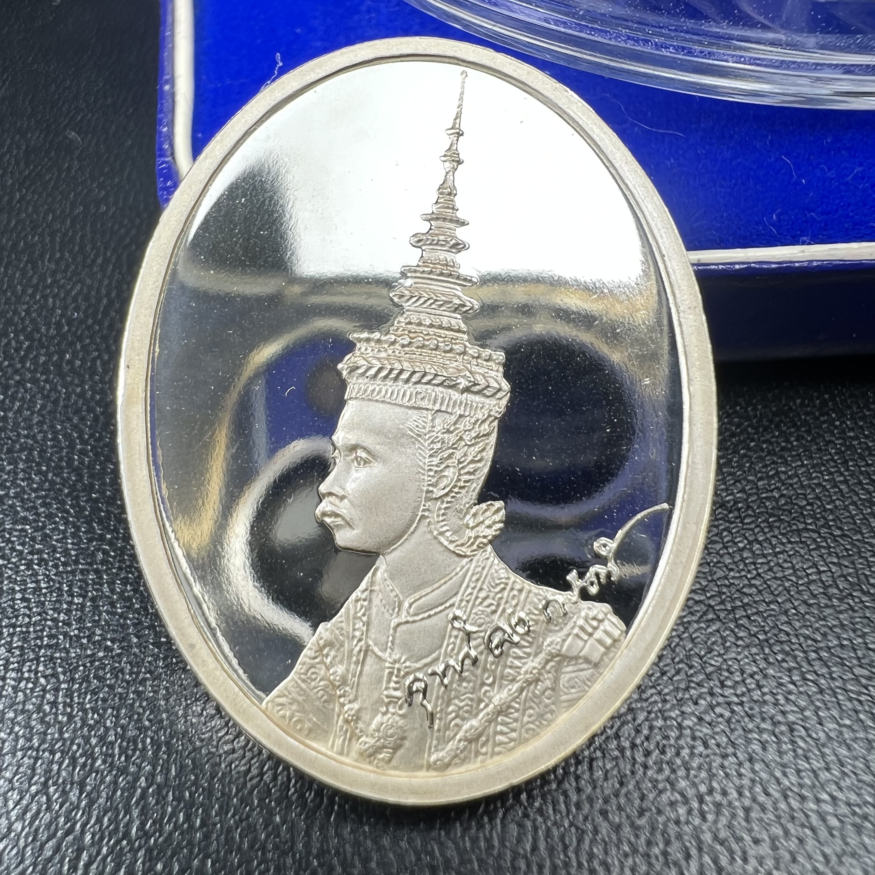 เหรียญ พระปิยมหาราช ที่ระลึกสร้างพระบรมราชานุสาวรีย์ รัชกาลที่ 5 สุพรรณบุรี พ.ศ.2541เนื้อเงินขัดเงา ตอกโค๊ตหมายเลข 447 พร้อมกล่องบรรจุเดิม(วาระหายากพบเจอน้อย)