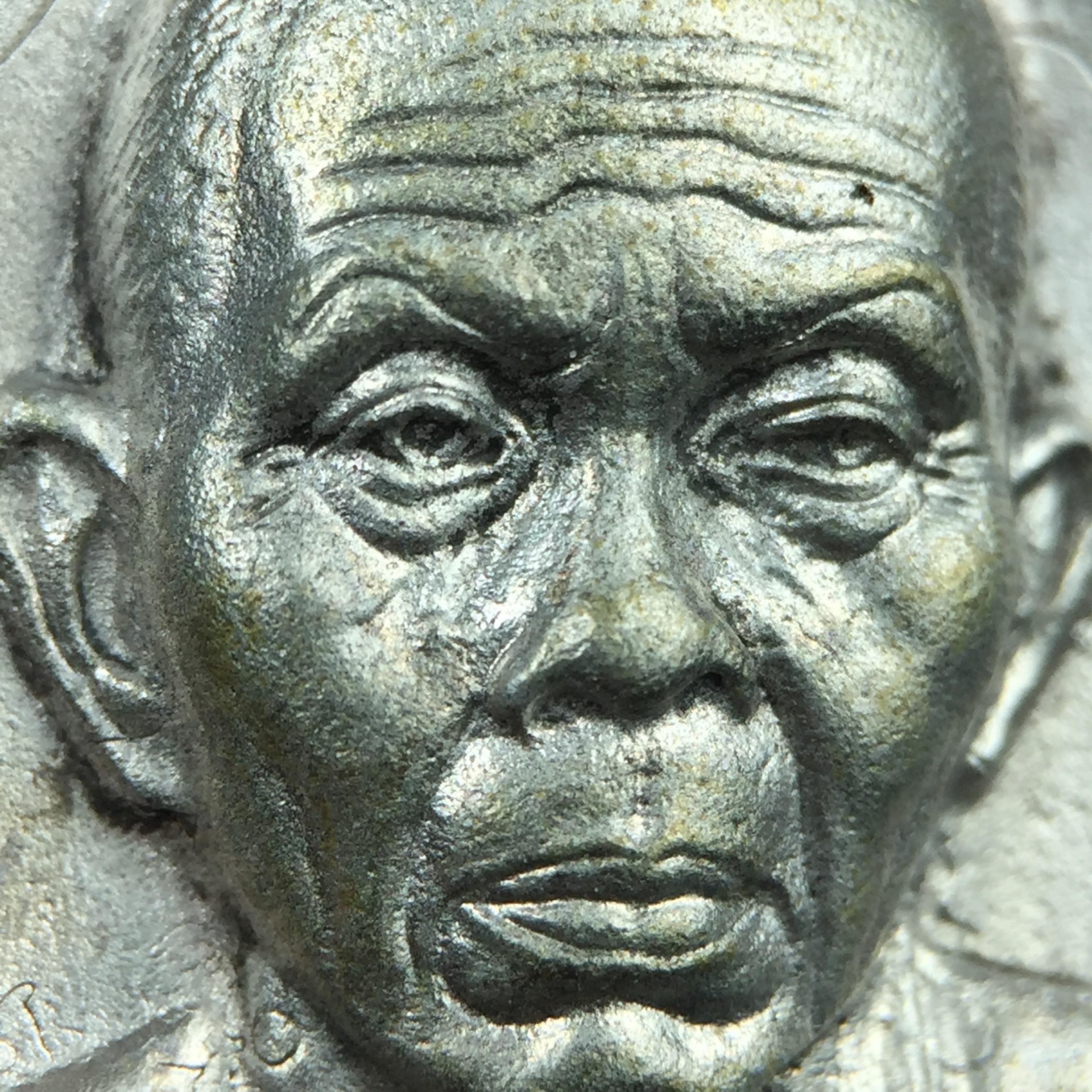 เหรียญรูปเหมือนพระญาณวิทยาคมเถร (หลวงพ่อคูณ ปริสุทโธ)ชุดกาญจนาภิเษกครองราชย์ครบ 50 ปี วัดบวรนิเวศวิหาร ปี 2538 เหรียญหล่อเนื้อนวโลหะ(พิเศษกรรมการมีรอยจาร ตอกโค๊ดหมายเลข ๑๗๘)(หายากพบเจอน้อยมาก)(พร้อมกล่องบรรจุเดิมลายไม้สีน้ำตาลมีตรากาญจนา) พิธีใหญ่