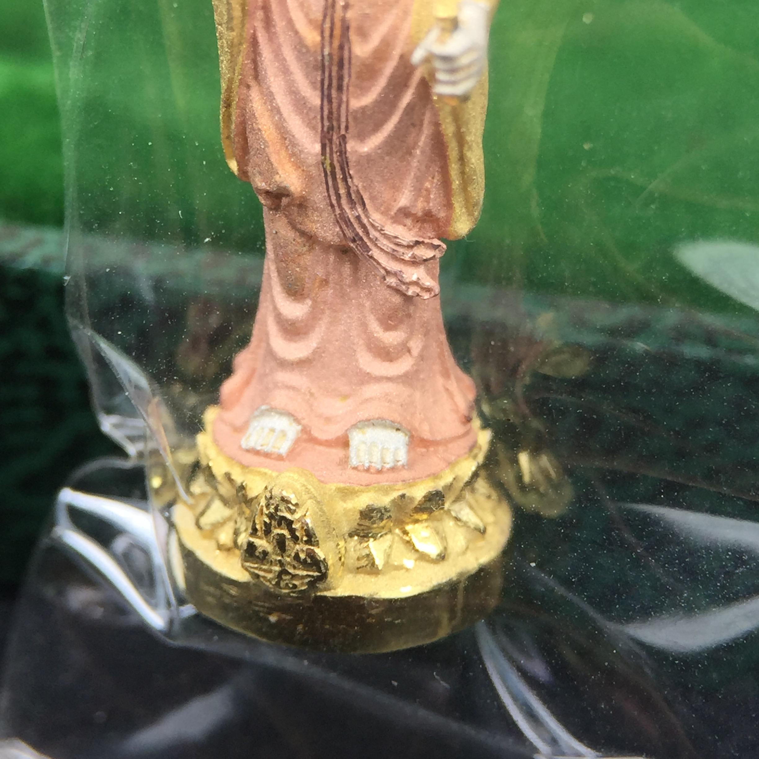 พระโพธิสัตว์อวโลกิเตศวร(เจ้าแม่กวนอิม)รุ่นฉลองปีกาญจนาภิเษก ปี2540 เนื้อเงินบริสุทธิ์ 99.9%(ชุบ3กษัตริย์) เทศบาลนครหาดใหญ่จัดสร้างถวายเฉลิมพระเกียรติพระบาทสมเด็จพระเจ้าอยู่หัวทรงครองสิริราชสมบัติครบ 50 ปี(สภาพซีนซองเดิมกล่องบรรจุการ์ดใบรับรองเดิมครบ)หายาก