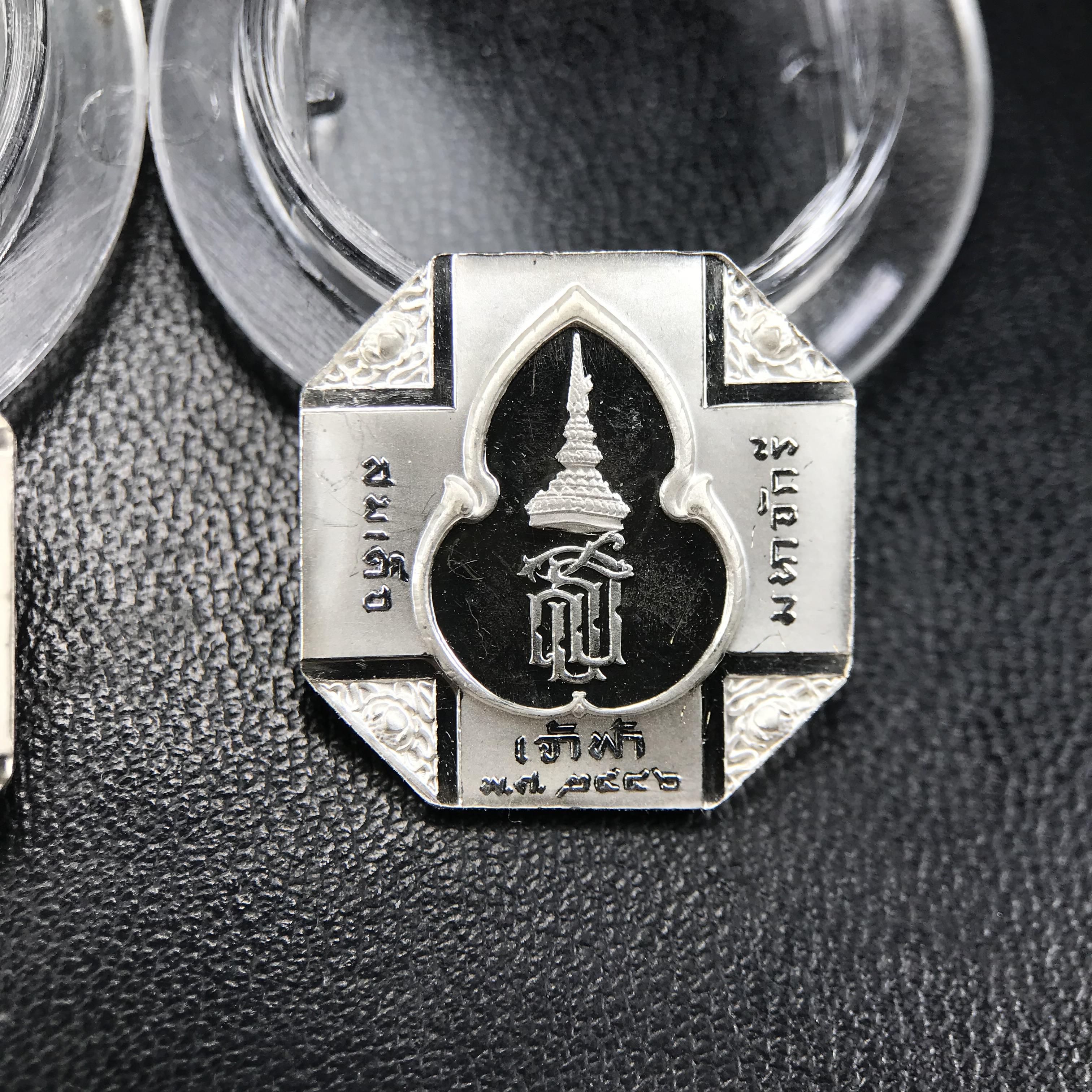 เหรียญหลวงพ่อทวด รุ่นสมเด็จเจ้าฟ้ามหาจักรี 48พรรษา โดยสภากาชาดไทย ปี2546 ชุดเหรียญเนื้อเงิน4ขนาด(ครบชุดพร้อมตลับบรรจุเดิม)พุทธาภิเษก ณ วัดช้างให้ จังหวัดปัตตานี