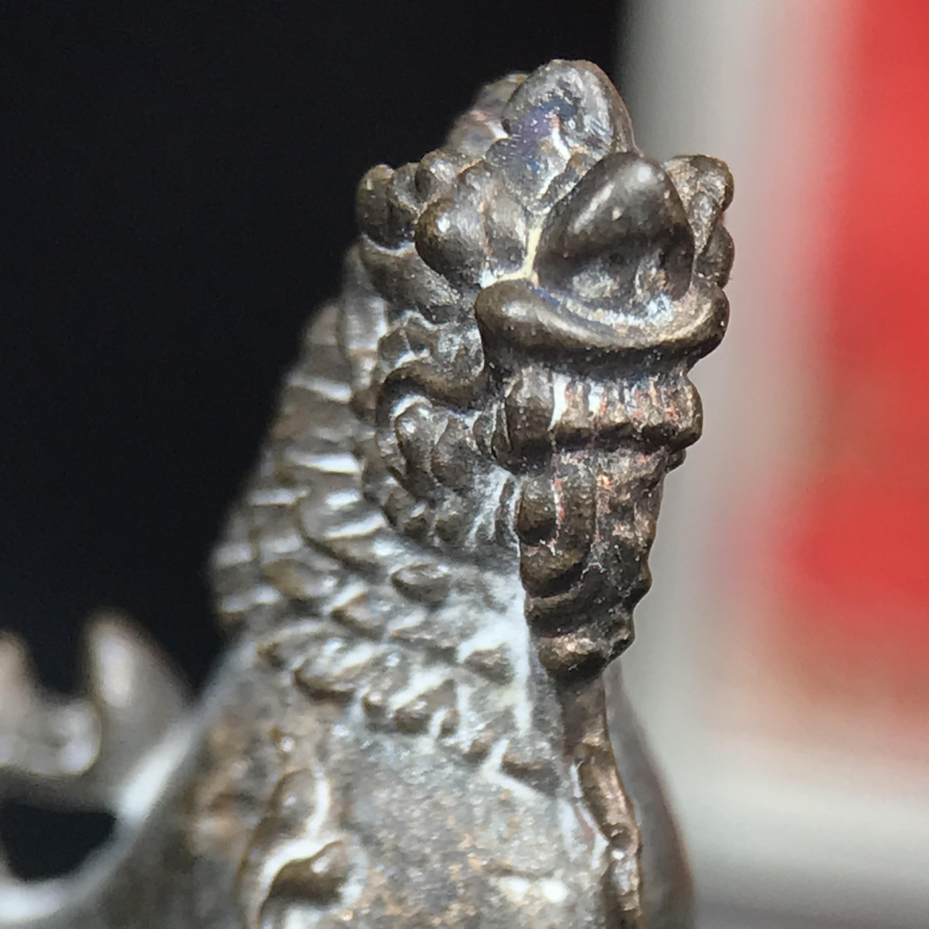 สิงห์เจ้าพ่อดำ วัดบุพพาราม จ.เชียงใหม่ ปี 2518 เนื้อนวโลหะ(ตอก 2 โค๊ต)หายาก(สภาพผิวเดิมสวยเดิมกล่องครบ) สิงห์รุ่นนี้มีพิธีดีมีเกจิอาจารย์ที่ร่วมปลุกเสกมากมาย****เครื่องราง ที่พระบาทสมเด็จพระเจ้าอยุ่รัชกาลที่ ๙ ทรงเสด็จฯประกอบพิธีด้วยพระองค์เอง