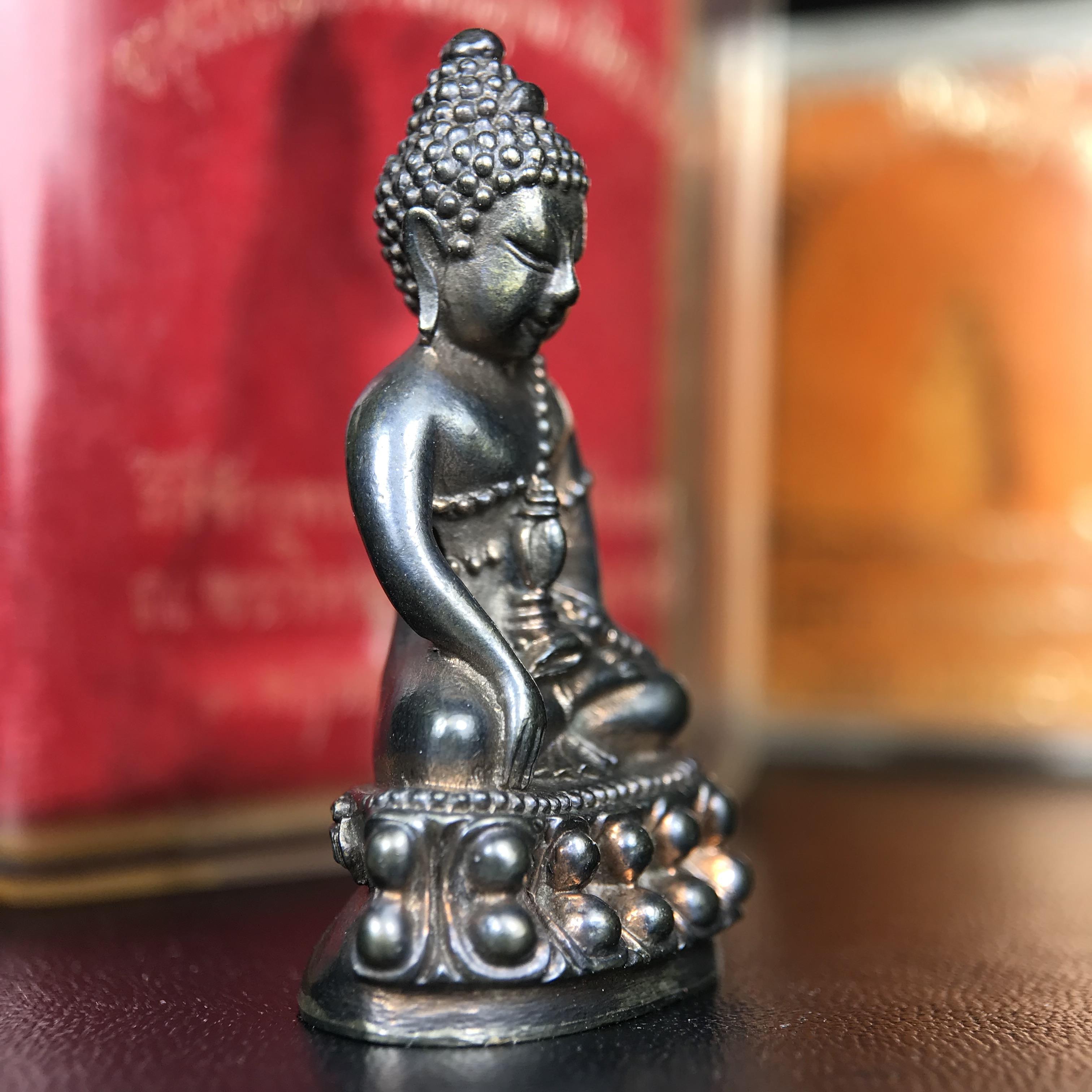 พระกริ่งนเรศวรพระองค์ดำ + พระชัยวัฒน์พระองค์ดำ อนุสรณ์ 100 ปี พิษณุโลกพิทยาคม (โรงเรียนชาย) พิธีจักรพรรดิมหาพุทธาภิเษก ปี 2542 เนื้อนวโลหะ(เต็มสูตรแก่ทองคำ) พิธีใหญ่มวลสารดีเกจิอาจารย์ยอดนิยมร่วมปลุกเสก*** ตอกโค้ดและหมายเลข*** 1 ใน 4999 องค์ ยอดนิยมหายาก