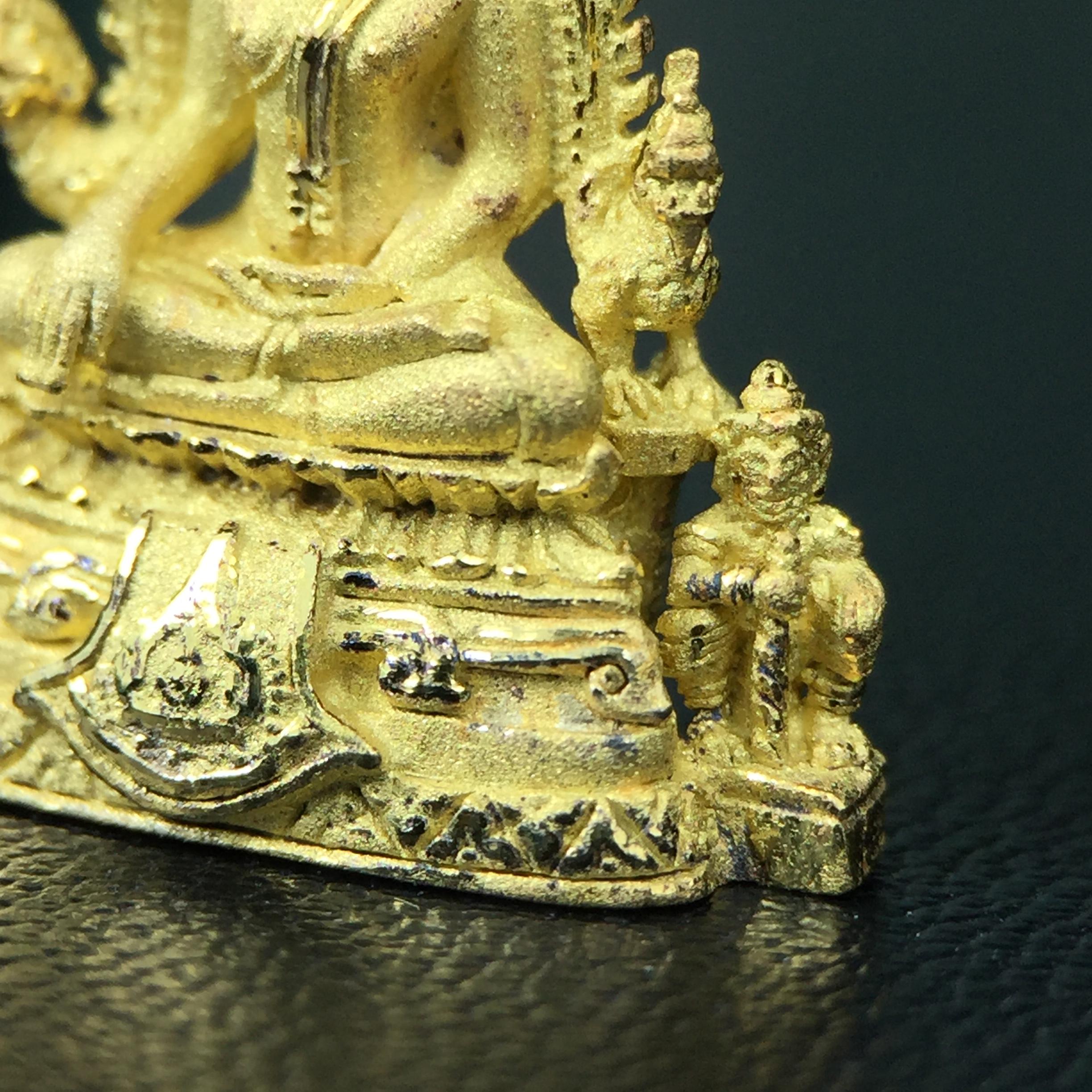 พระพุทธชินราช ภปร. ในวโรกาสพระราชพิธีมหามงคล เฉลิมพระชนมายุ6รอบ 5ธันวาคม2542 มูลนิธิพิทักษ์ดวงตาประชาชน จัดสร้าง เนื้อเงินบริสุทธิ์ 99.9% แบบชุบทองประกายเพชร 3 ไมครอน พิมพ์กลาง ขนาดสูง 2.4 ซม. พร้อมกล่องบรรจุเดิม