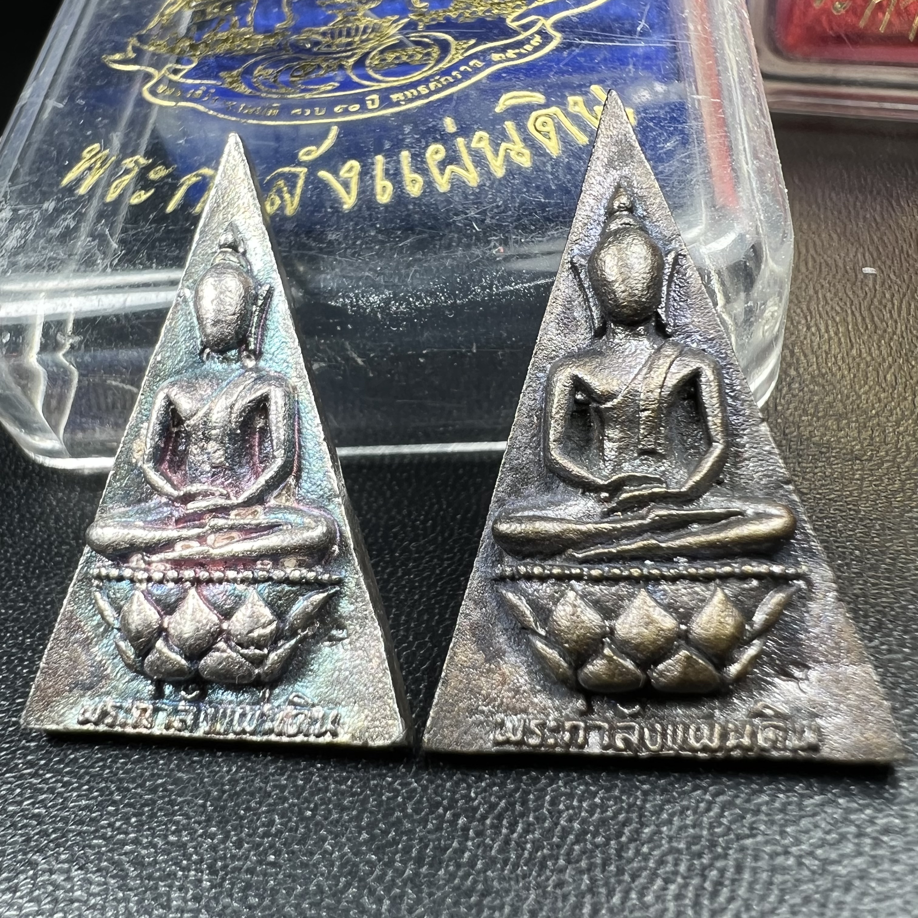 พระกำลังแผ่นดิน (สมเด็จจิตรลดา2) จัดสร้างเฉลิมพระเกียรติ ร.9 ครองราชย์ 50 ปี 2539 เนื้อเงิน(ผิวเดิมกลับดำ รุ้งๆสวย)+เนื้อนวโลหะ(สร้างน้อยหายาก)พร้อมกล่องบรรจุเดิม(1ใน2539องค์)