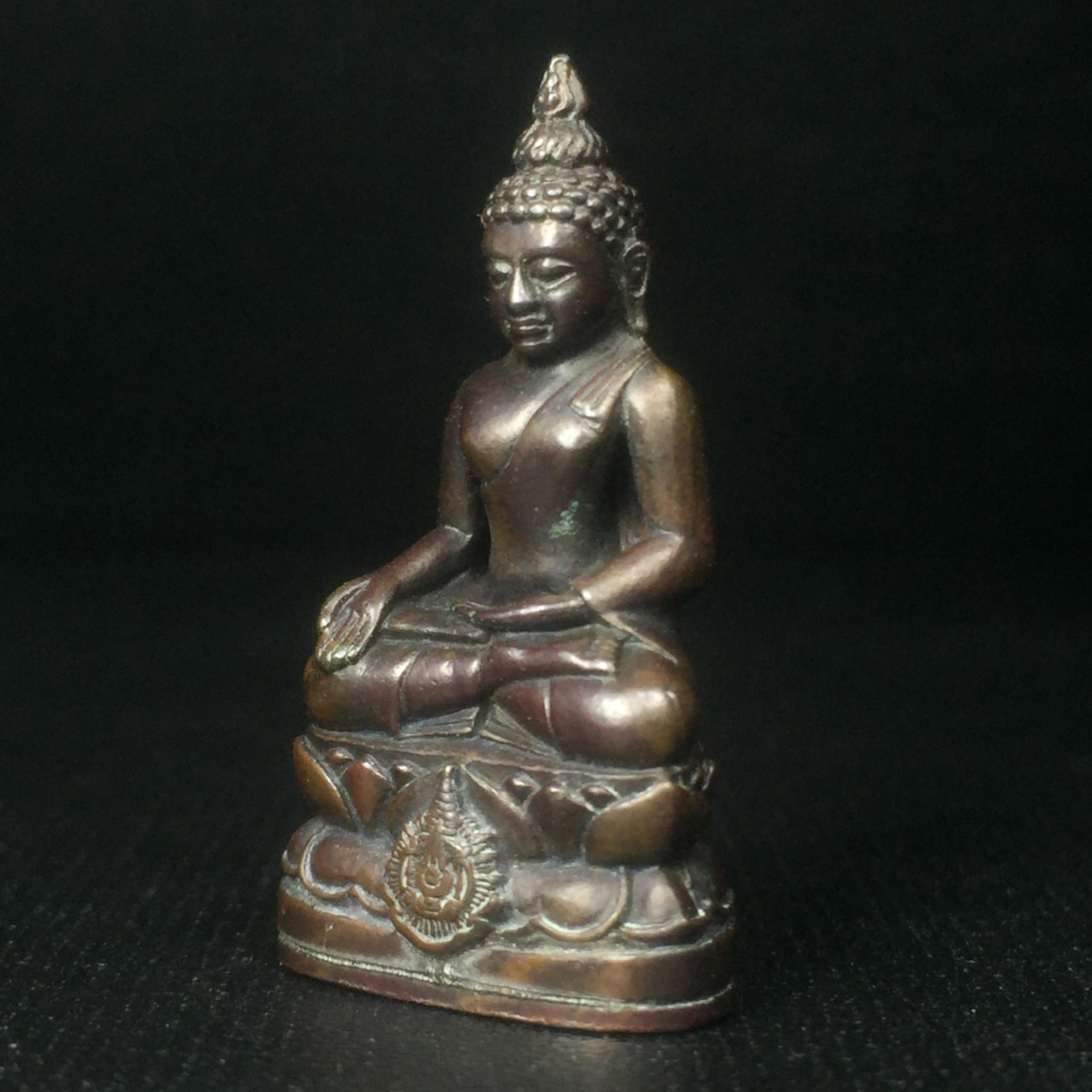 พระกริ่งไพรีพินาศ เฉลิมพระเกียรติ พระบาทสมเด็จพระเจ้าอยู่หัวรัชกาลที่9 พระชนมพรรษา 6 รอบ ปี2542 เนื้อนวโลหะผสมทองคำ(บรรจุเหล็กไหล)ดีนอก-ดีใน