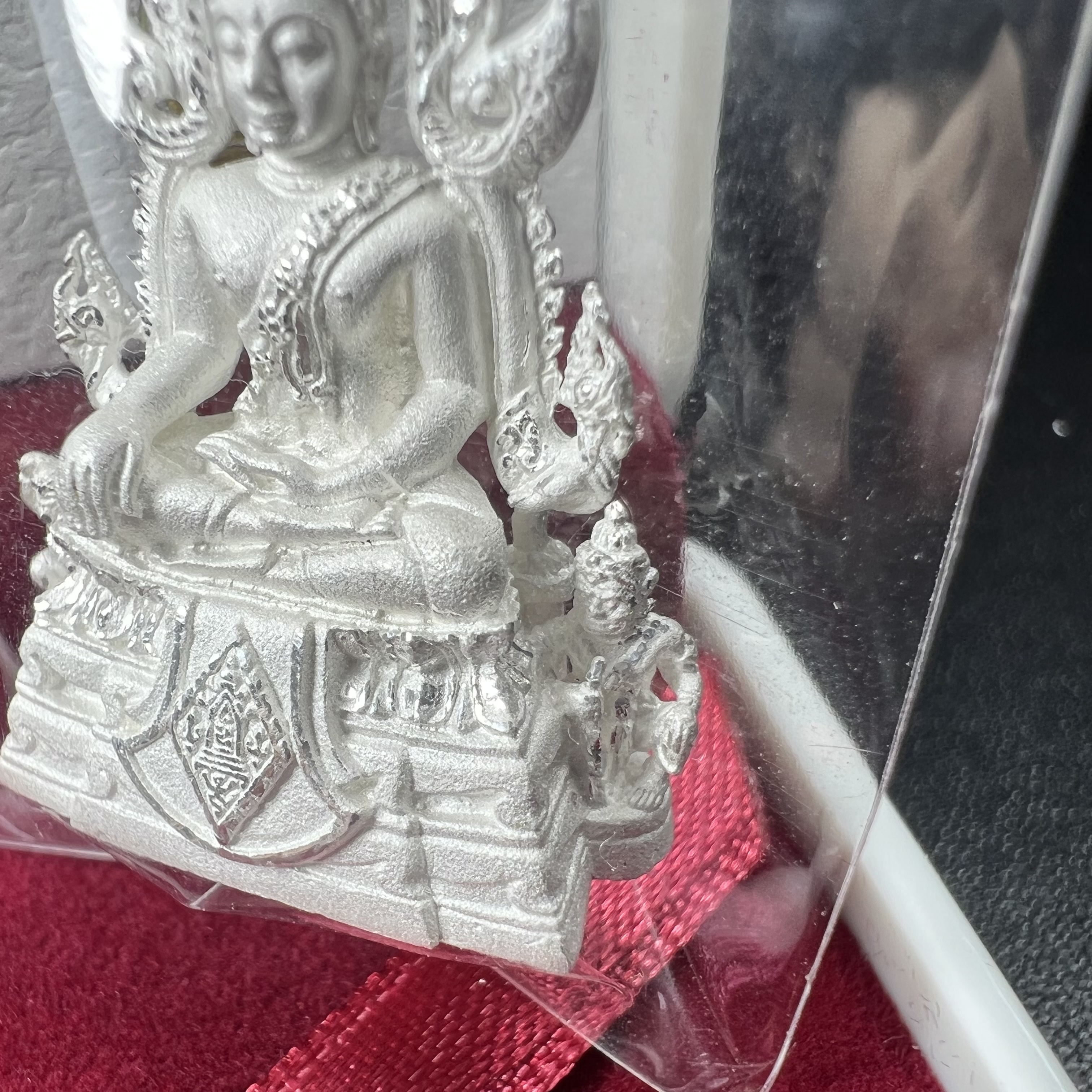 พระพุทธชินราช รุ่น ประวัติศาสตร์ มูลนิธิเพื่อตำรวจไทยจัดสร้าง ปี 2562 เนื้อเงินขัดเงา พิมพ์พระพุทธชินราช ลอยองค์ แบบจิวเวอร์รี่(ขนาดสูง 3.5 ซม.) (สภาพ สวย ซีนซองเดิม กล่องบบรรจุเดิมครบสมบูรณ์)