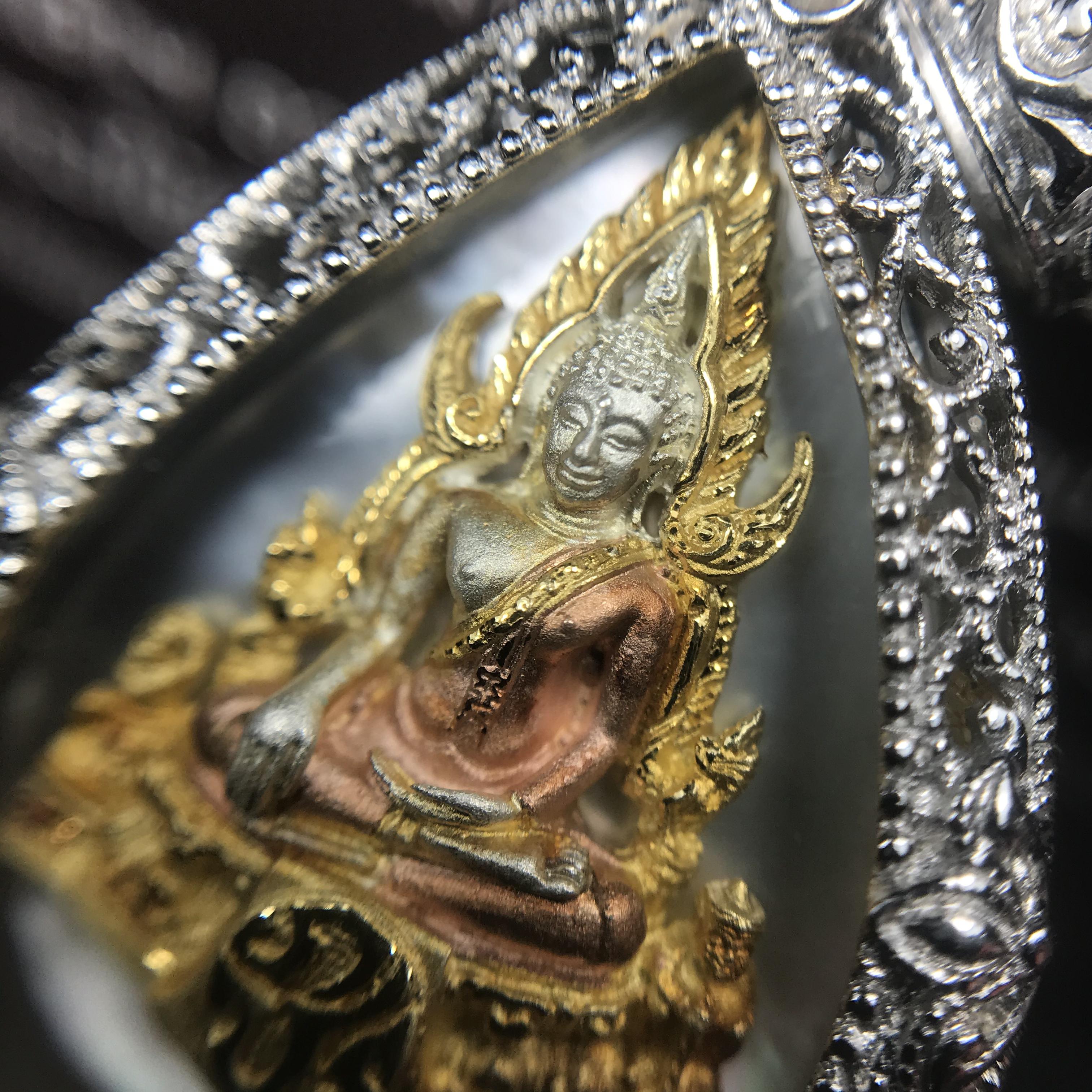 พระพุทธชินราช ภปร. โครงการ "เพราะแผ่นดินนี้ คือ แผ่นดินเกิด" ปี2548(รุ่นแรก) เหรียญทรงหยดน้ำ ขนาด 21 x 31 มม. เนื้อเงินสามกษัตริย์ องค์พระชุบสามกษัตริย์ ล้อมด้วยกรอบเงินชุบทองคำขาวสลักเสลาเป็นลวดลายละเอียดอ่อน ส่วนพื้นองค์พระเป็นเปลือกหอยมุข