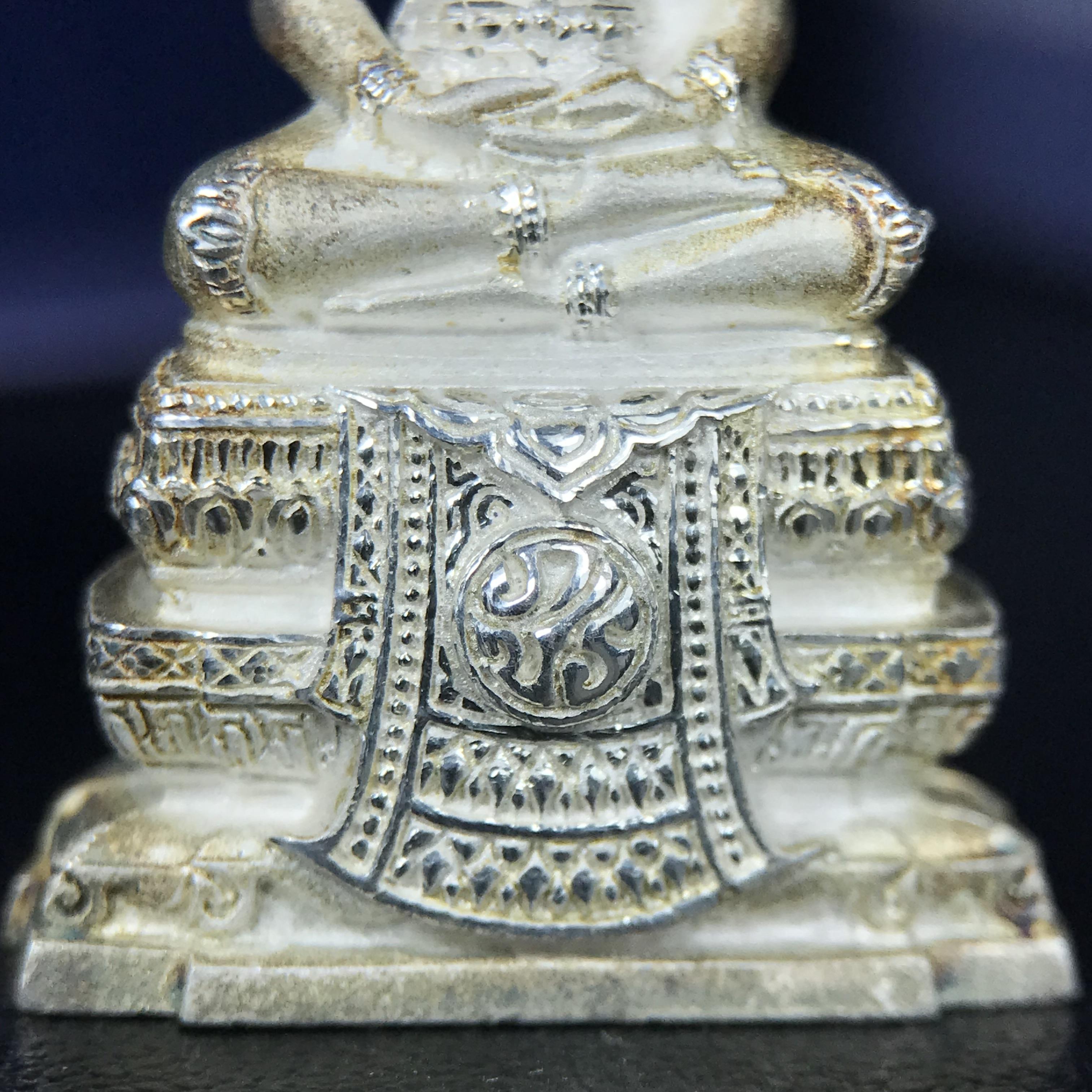 พระแก้วมรกต ภปร. ปี 2547 จัดสร้างโดยโรงพยาบาลภูมิพลอดุลยเดช เนื้อเงิน ลอยองค์ หน้าตัก 1/2 นิ้ว สูง 3.7 ซม. พิธีมหามังคาภิเษก ณ พระอุโบสถวัดพระศรีรัตนศาสดาราม(วัดพระแก้ว) งดงามทรงคุณค่าอีกหนึ่งรุ่นยอดนิยม หายาก(องค์หมายเลขต้นๆหลักร้อย ๒๙๘)ผิวเดิมติดรุ้งสวย