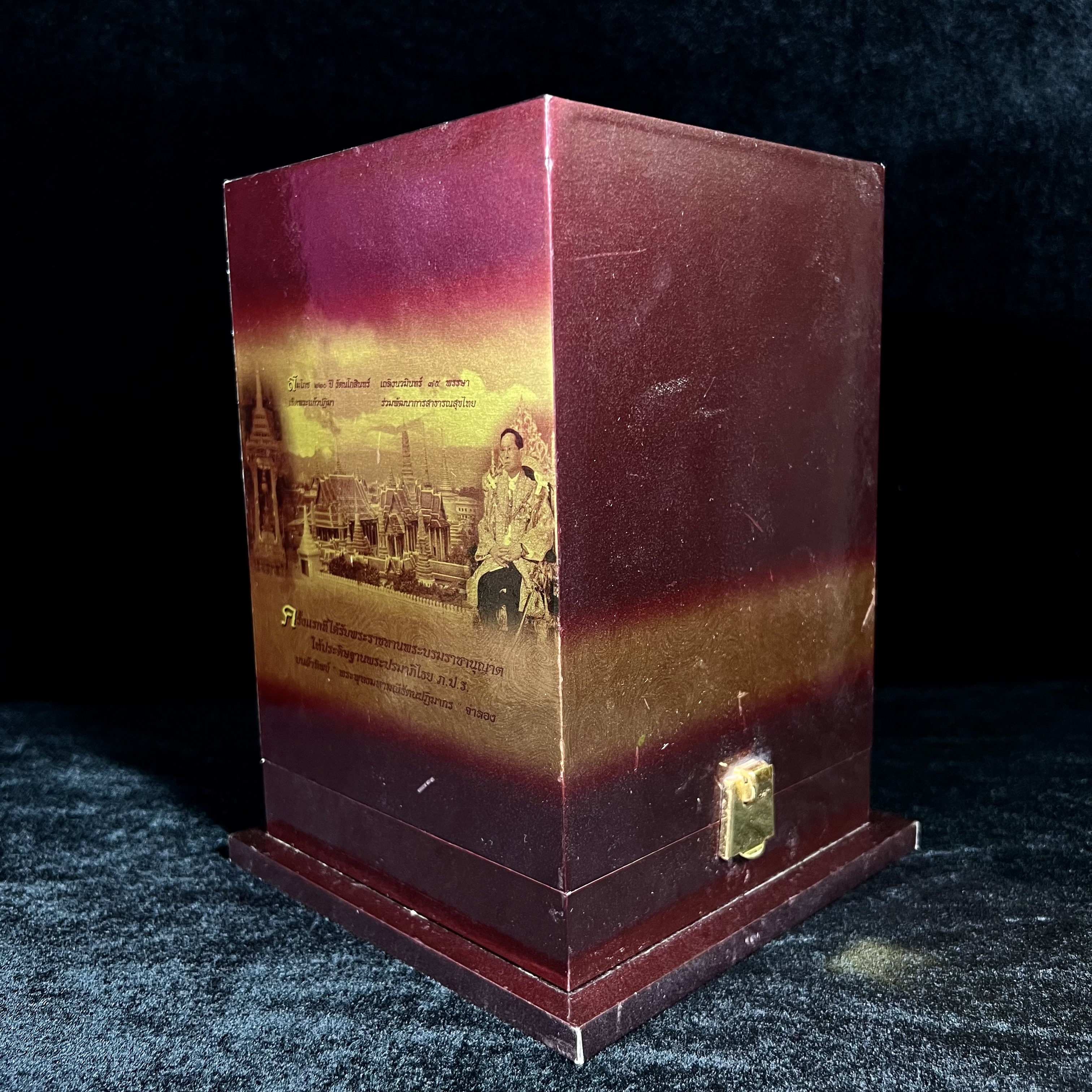 พระแก้วมรกต ภปร.(รุ่นแรก) ปี2545 รุ่นฉลองกรุงรัตนโกสินทร์ครบ 220 ปี หล่อลอยองค์ เนื้อทองคำบริสุทธิ์99.99% ขนาดบูชา 50*90 มม. พร้อมฐานวางครอบแก้วเดิมกล่องบรรจุเดิมครบสมบูรณ์(สวยงามและหายากมาก)(1ใน1000องค์)