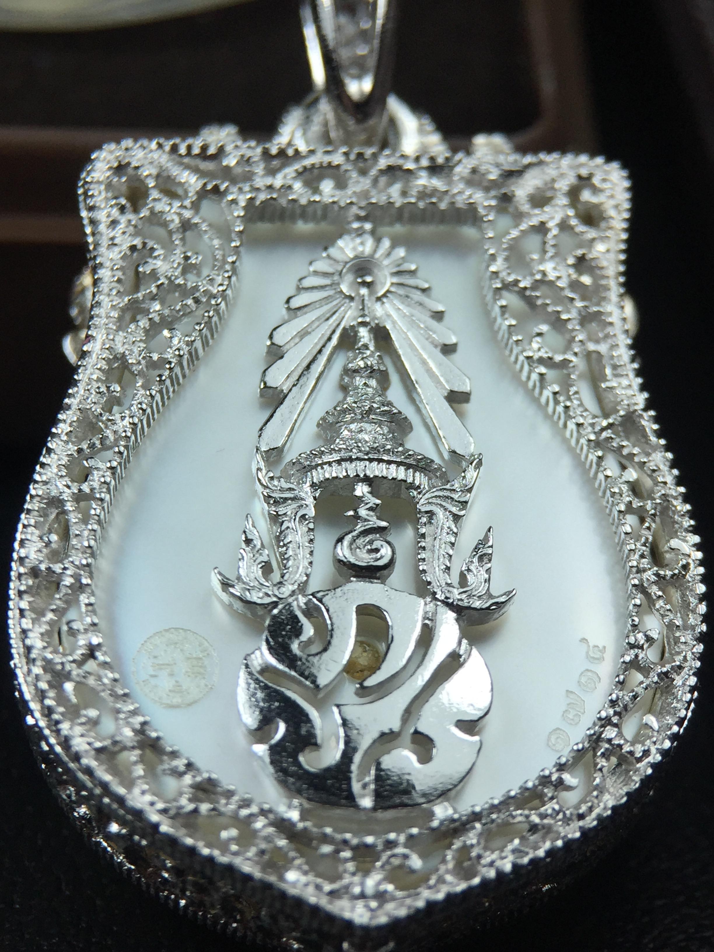 พระพุทธชินราช ภปร. โครงการ "เพราะแผ่นดินนี้ คือ แผ่นดินเกิด" ปี2548(รุ่นแรก) เหรียญทรงเสมา ขนาด 21 x 29 มม.เนื้อเงินสามกษัตริย์ องค์พระชุบสามกษัตริย์ ล้อมด้วยกรอบเงินชุบทองคำขาวสลักเสลาเป็นลวดลายละเอียดอ่อน ส่วนพื้นองค์พระเป็นเปลือกหอยมุขงดงาม