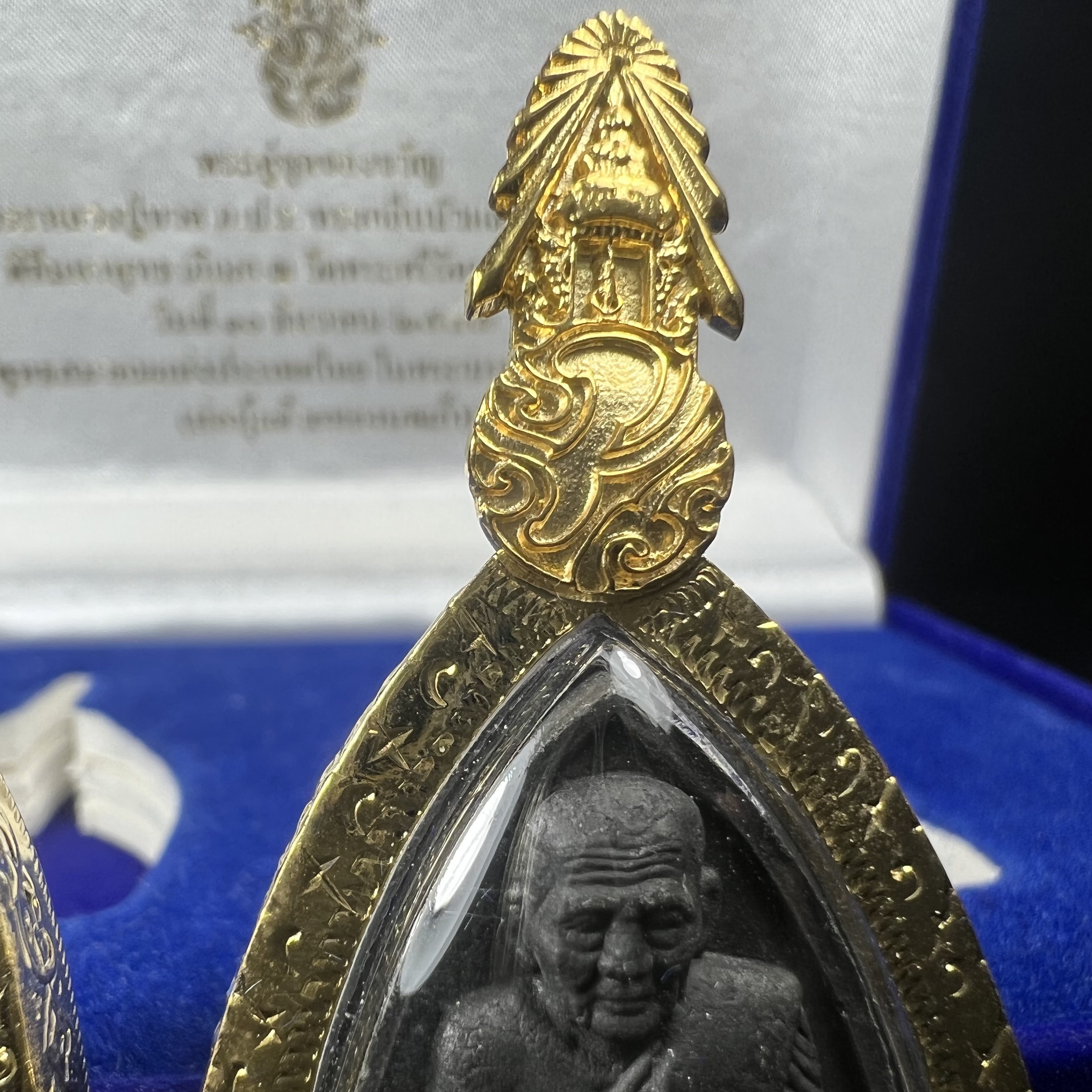 พระคู่ชุดของขวัญ พระหลวงปู่ทวด ภปร.ปี2547 ทรงกลีบบัวและกลีบขนุน(พิมพ์เตารีดและพิมพ์พระรอด)(ชนวนเก่า)เนื้อว่านด้านหลังมี ภปร. เป็นโลหะผสมสูง 3.3ซม.พิธีใหญ่ มวลสารดี ปลุกเสกวัดพระแก้ว(พร้อมกล่องบรรจุเดิม งานเลี่ยมกรอบเดิมจากผู้จัดสร้างห่อหุ้มด้วยทองนพเกล้า)