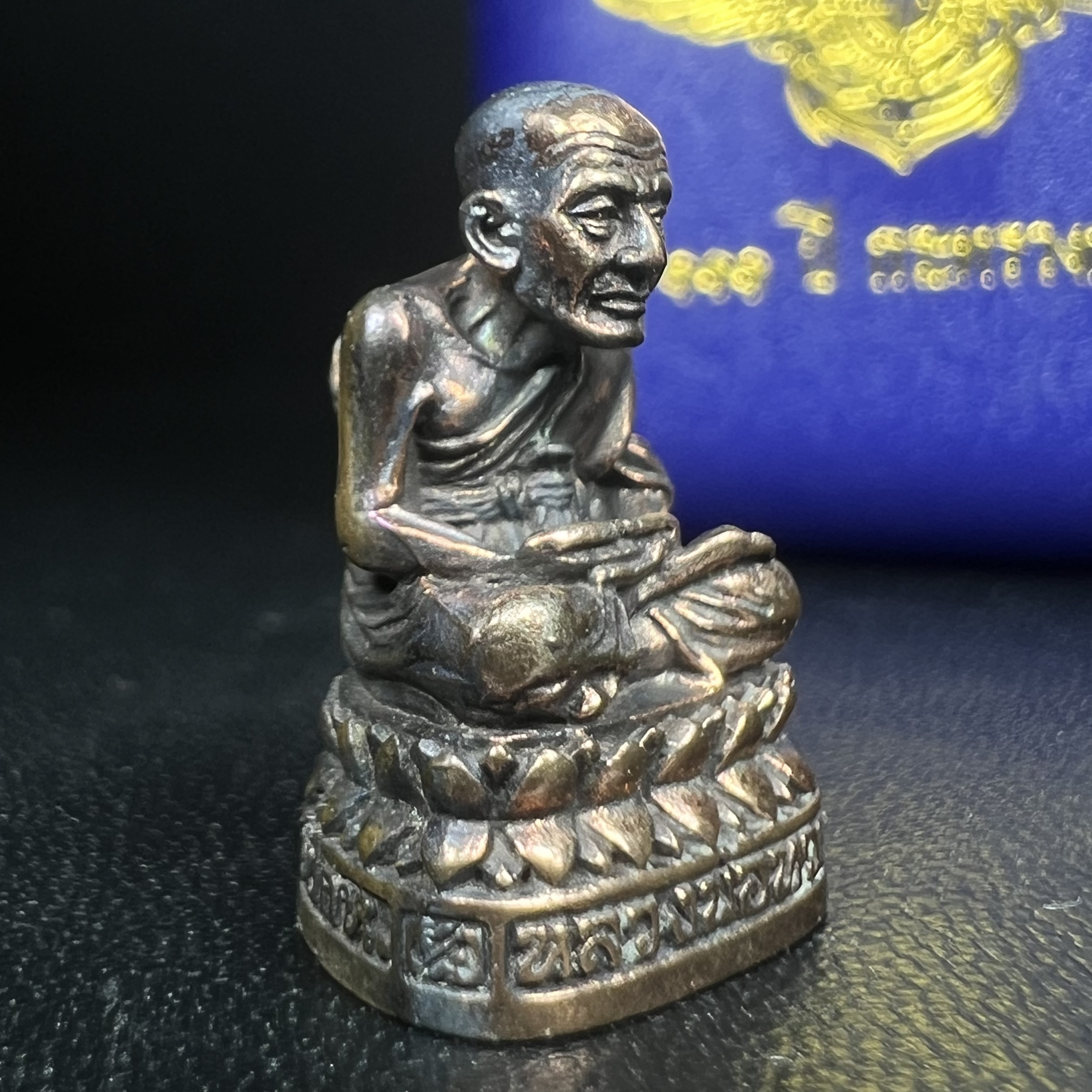 รูปเหมือนหล่อลอยองค์หลวงปู่ทวด รุ่น 111ปี กระทรวงกลาโหม เนื้อนวโลหะรมดำ-ปัดเงา ปี2540 พิธีใหญ่ เข้มขลัง นิยม พร้อมกล่องบรรจุเดิม(คัดสภาพสวยผิวเทพๆผิวรุ้งๆ)ทั้งพิธีทั้งพุทธศิลป์ทรงคุณค่าอีกหนึ่งรุ่นยอดนิยม